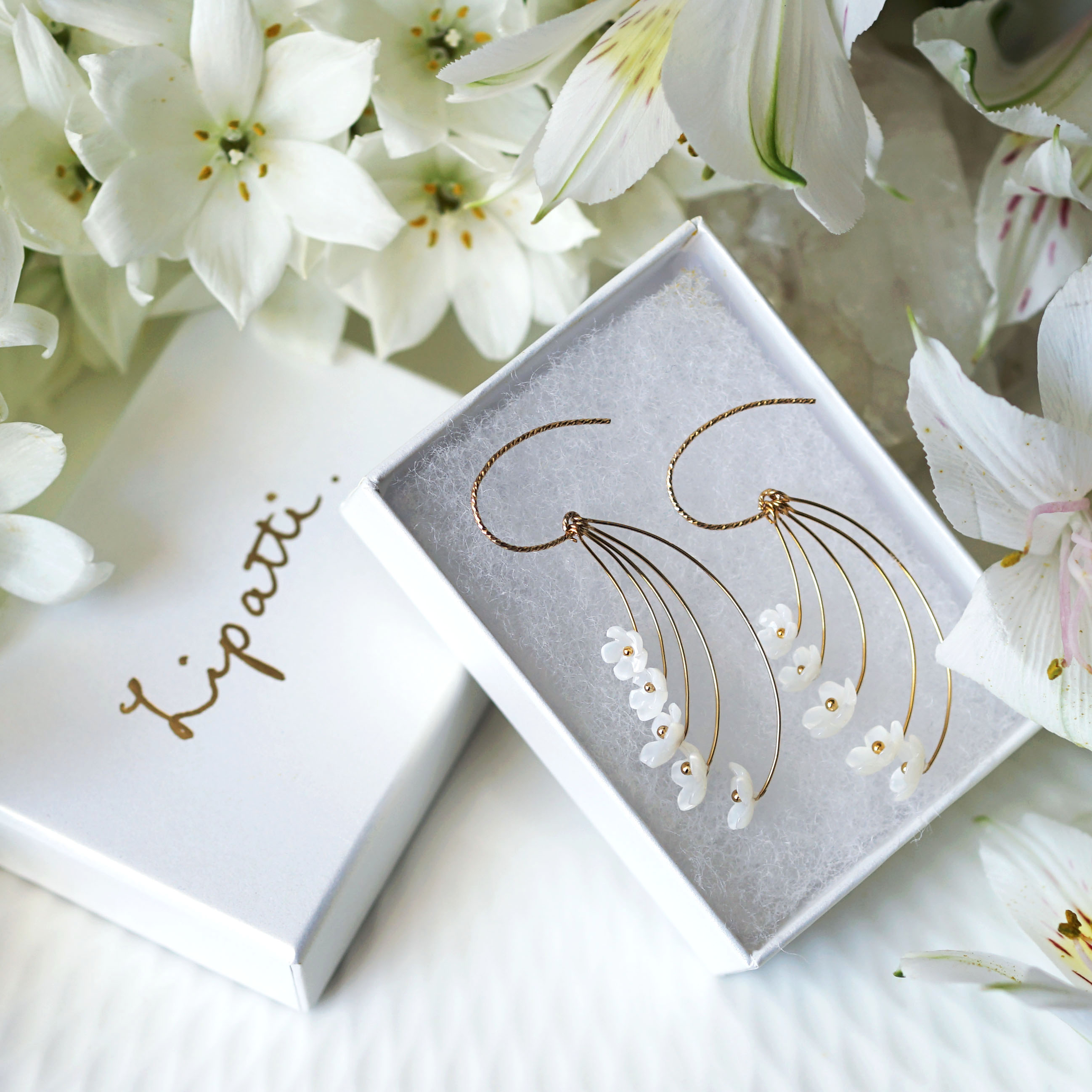 白蝶貝の細工による姫リンゴの花のフックピアス Crabapple Flower Iichi ハンドメイド クラフト作品 手仕事品の通販