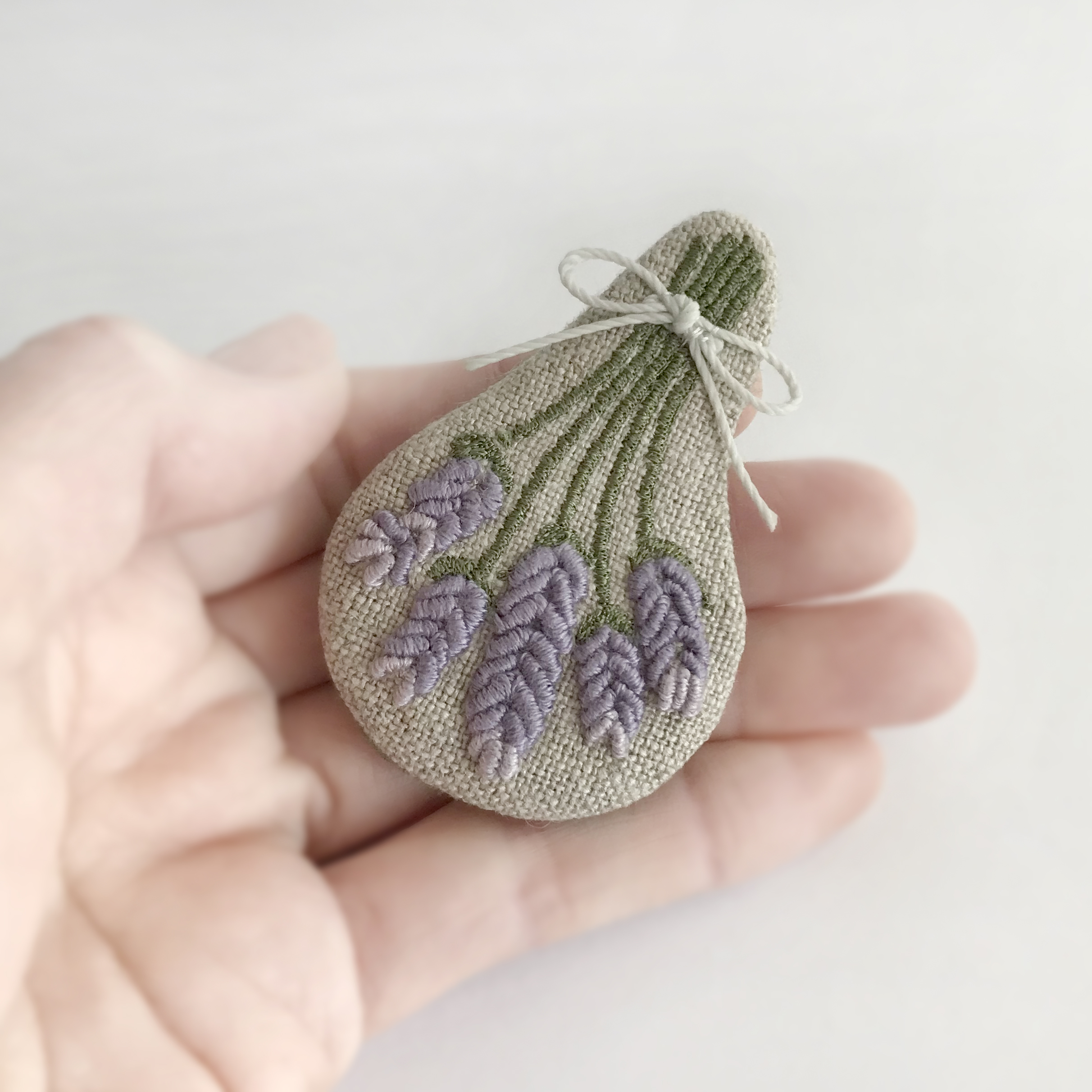ラベンダー刺繍ブローチ【受注制作】 | iichi ハンドメイド・クラフト作品・手仕事品の通販