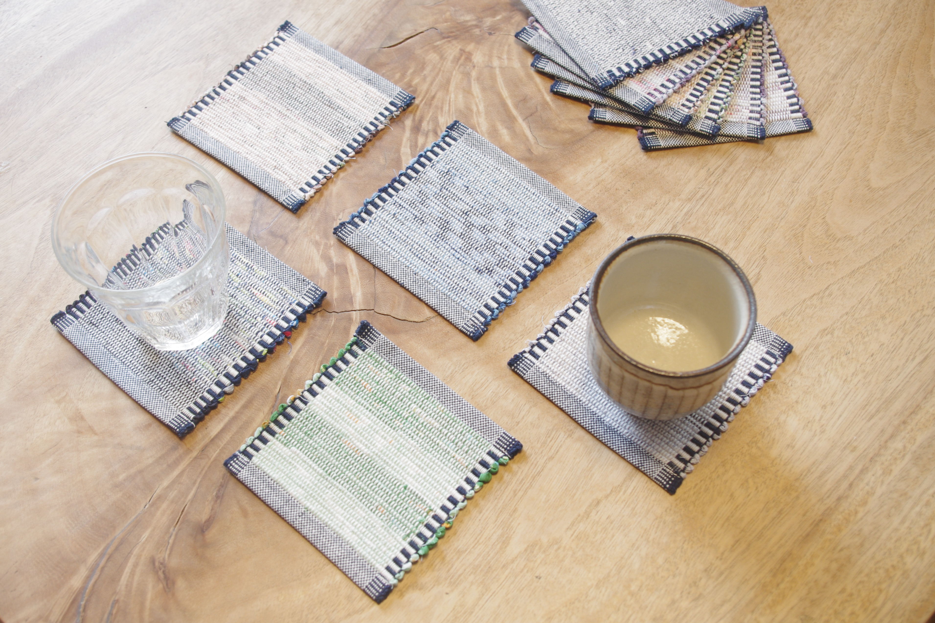 白 紺 かわいいサイズの裂き織りコースター5枚セット 木綿 手織り Iichi ハンドメイド クラフト作品 手仕事品の通販