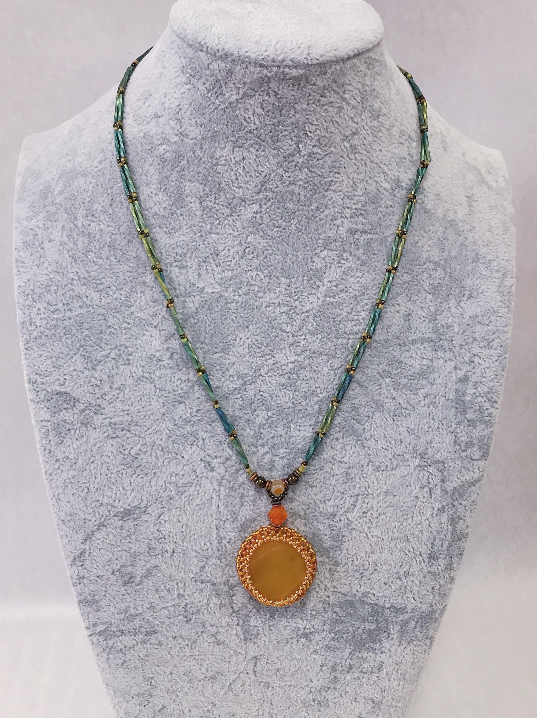 アプリコット色のガラスのネックレス Iichi ハンドメイド クラフト作品 手仕事品の通販