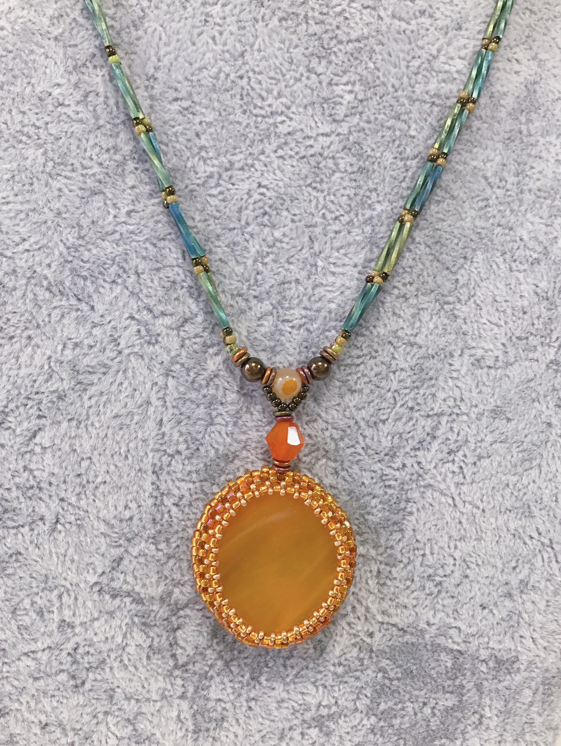 アプリコット色のガラスのネックレス Iichi ハンドメイド クラフト作品 手仕事品の通販