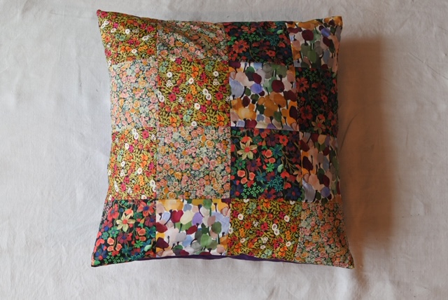 送料込リバティパッチワーククッションカバー 赤 ピンク系大 Iichi ハンドメイド クラフト作品 手仕事品の通販