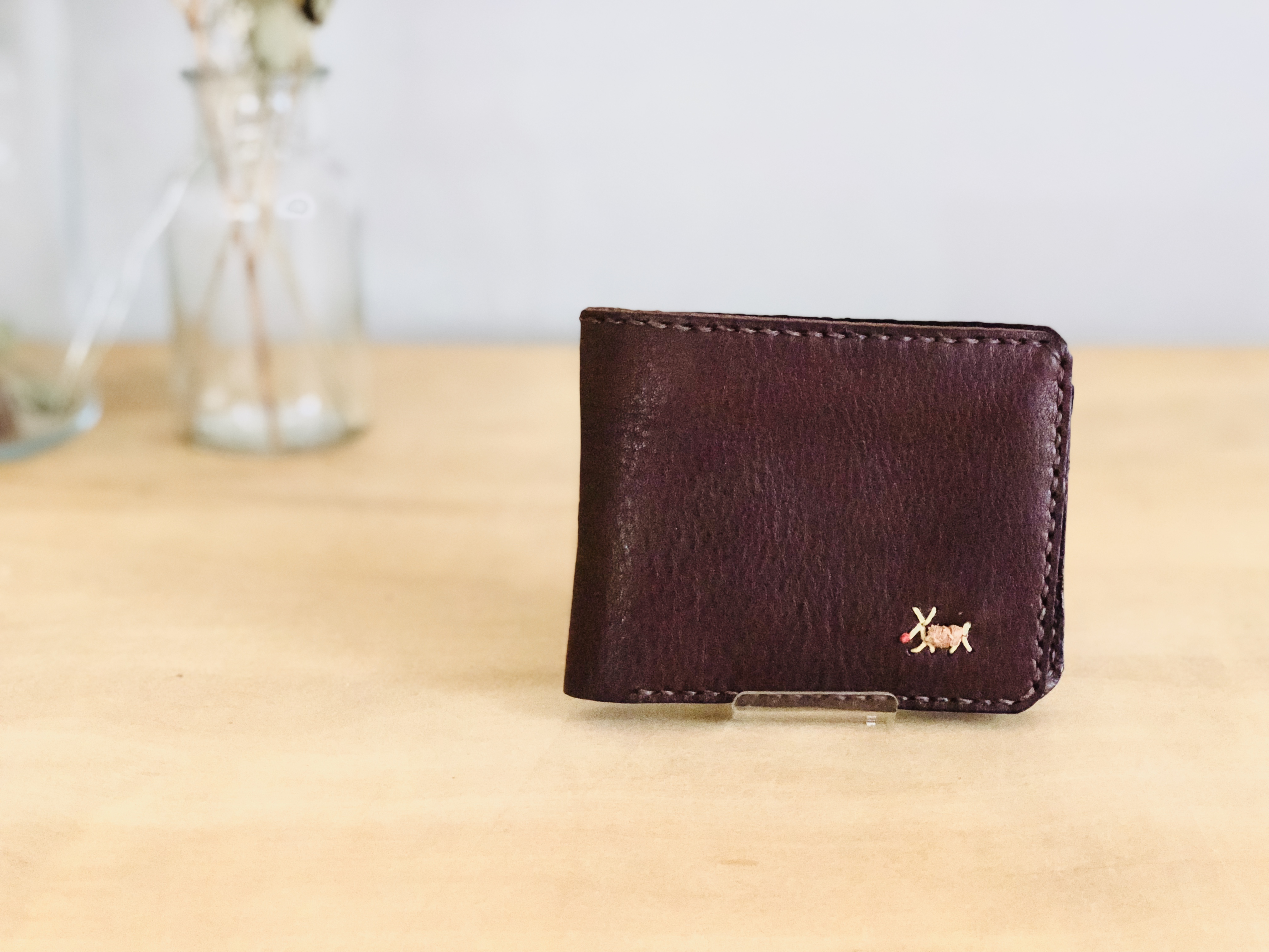 栃木レザー 手縫いの二つ折り財布 (焦げ茶) | iichi ハンドメイド・クラフト作品・手仕事品の通販