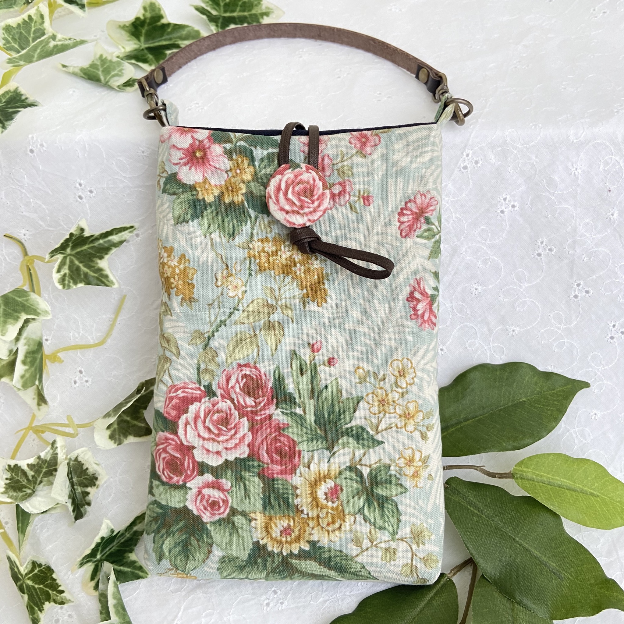 大人の花柄スマホポーチ 水色にバラの花 Iichi ハンドメイド クラフト作品 手仕事品の通販 大人の花柄スマホポーチ 水色にバラの花 Iichi ハンドメイド クラフト作品 手仕事品の通販