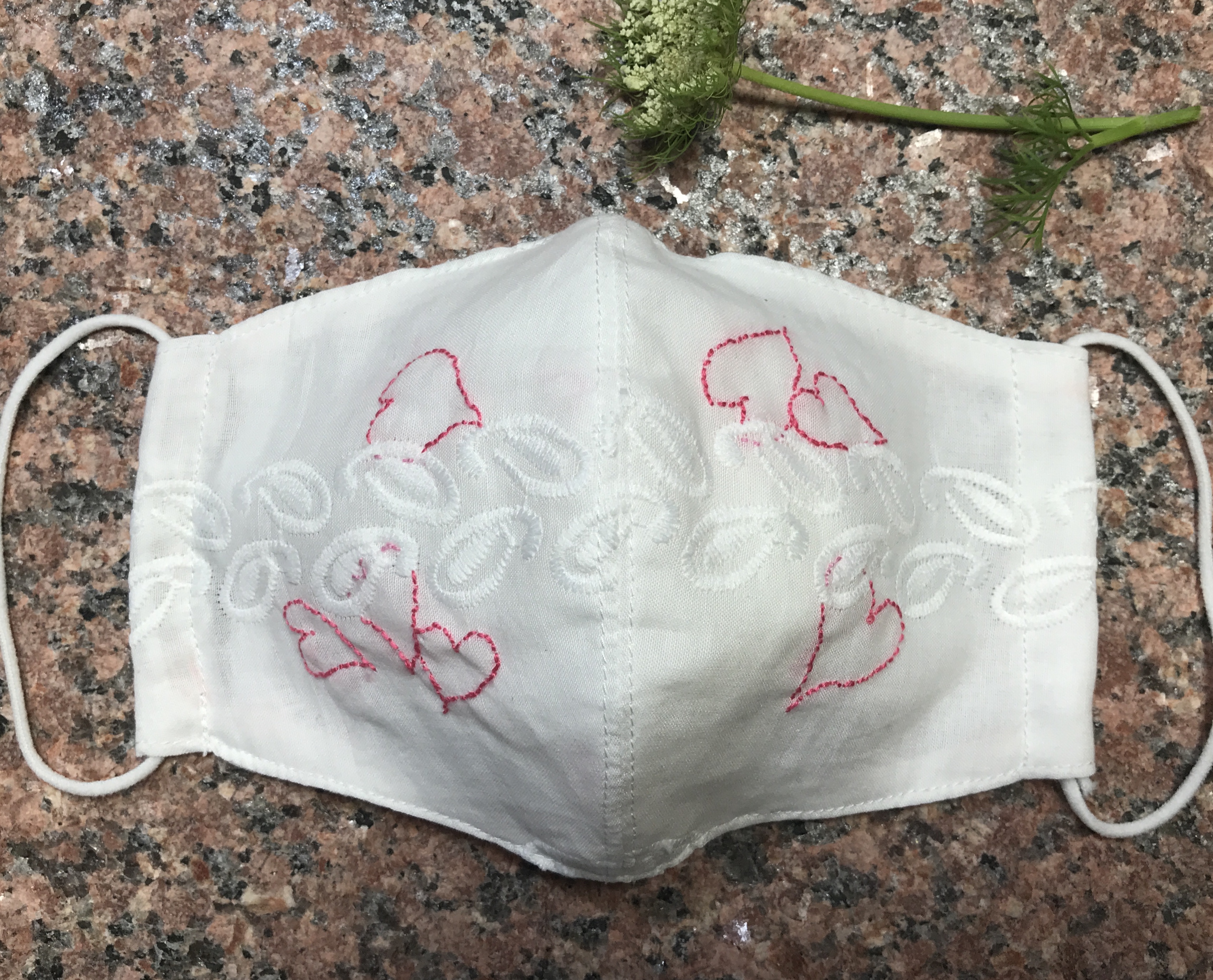 Saleアゴまで隠れる綿レース立体マスク 手刺繍入り ピンクのハート フィルターポケットあり 1枚 Iichi ハンドメイド クラフト作品 手仕事品の通販