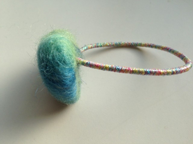 羊毛フェルトのヘアゴム | iichi ハンドメイド・クラフト作品・手仕事 