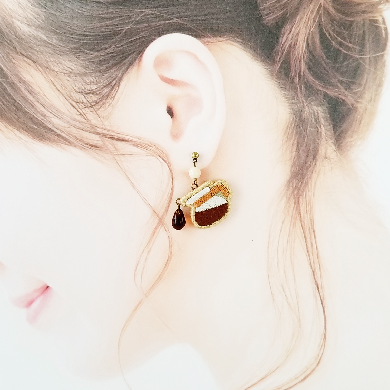 Cafeピアス イヤリング コーヒーサーバー 刺しゅう アクセサリー Iichi ハンドメイド クラフト作品 手仕事品の通販