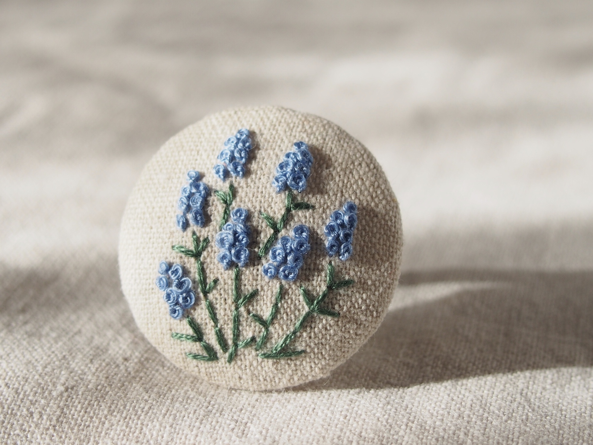 ハンドメイド くるみボタン 刺繍ブローチ♡ ローズ ガーデン