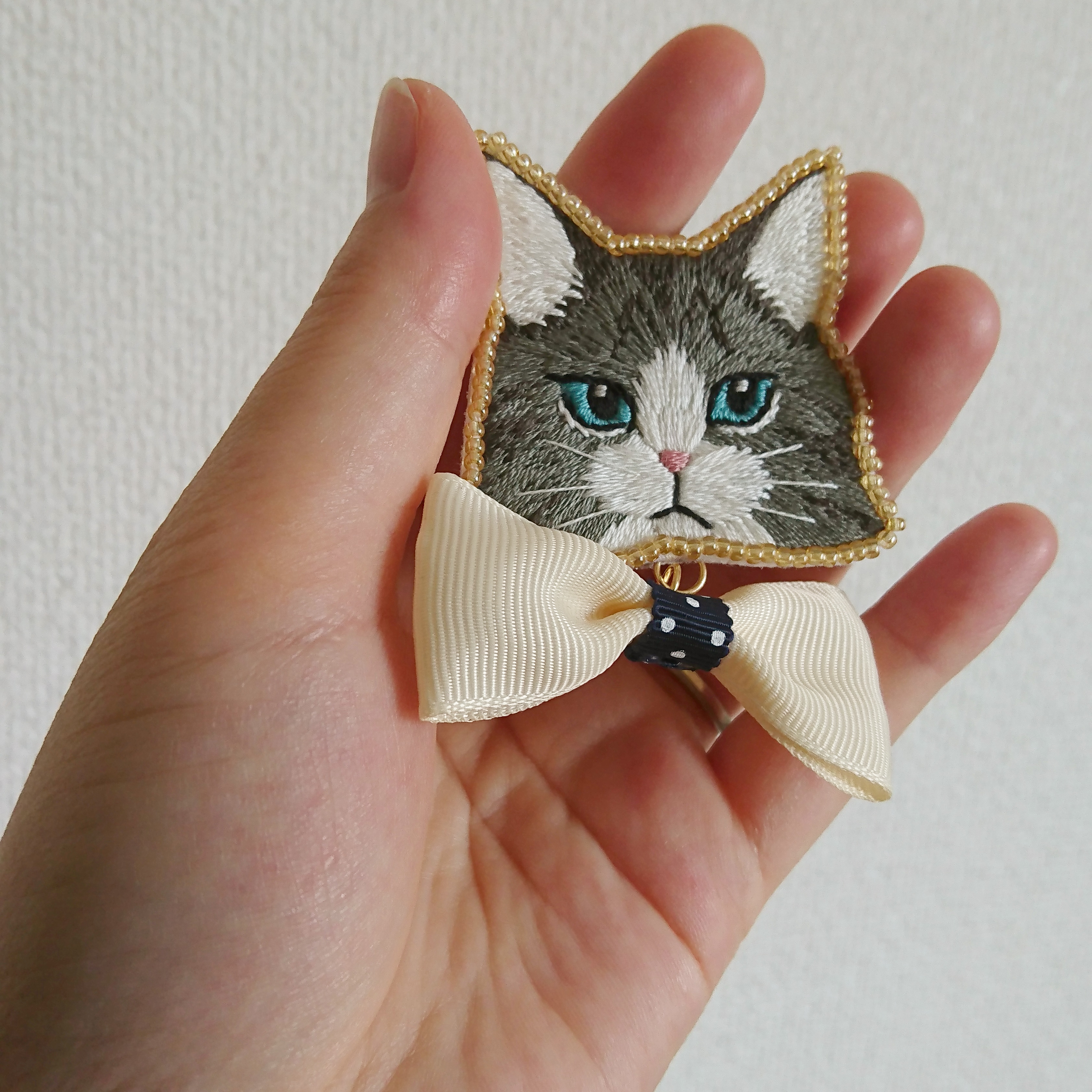 手刺繍猫ブローチ 蝶ネクタイ Iichi ハンドメイド クラフト作品 手仕事品の通販