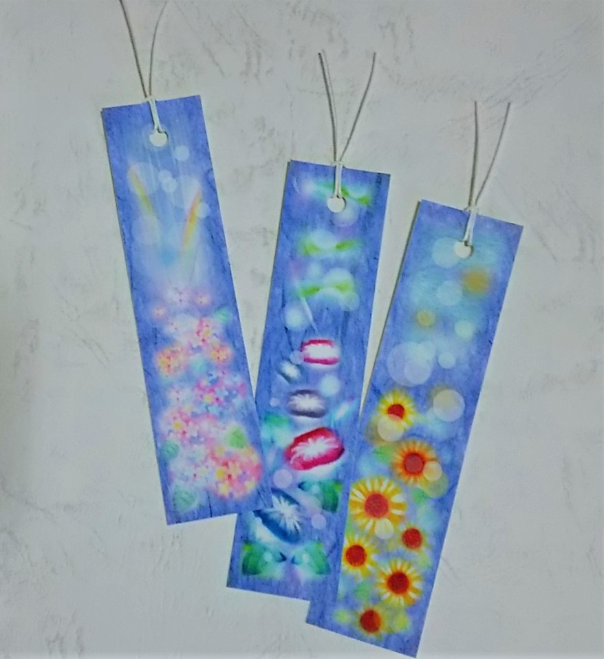 夏の3種の花の栞 しおり 青地 紫陽花 朝顔 ひまわり パステルアートのブックマーク Iichi ハンドメイド クラフト作品 手仕事品の通販
