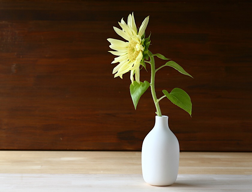 白い磁器の一輪挿し 花器 フラワーベース 花瓶 Iichi ハンドメイド クラフト作品 手仕事品の通販