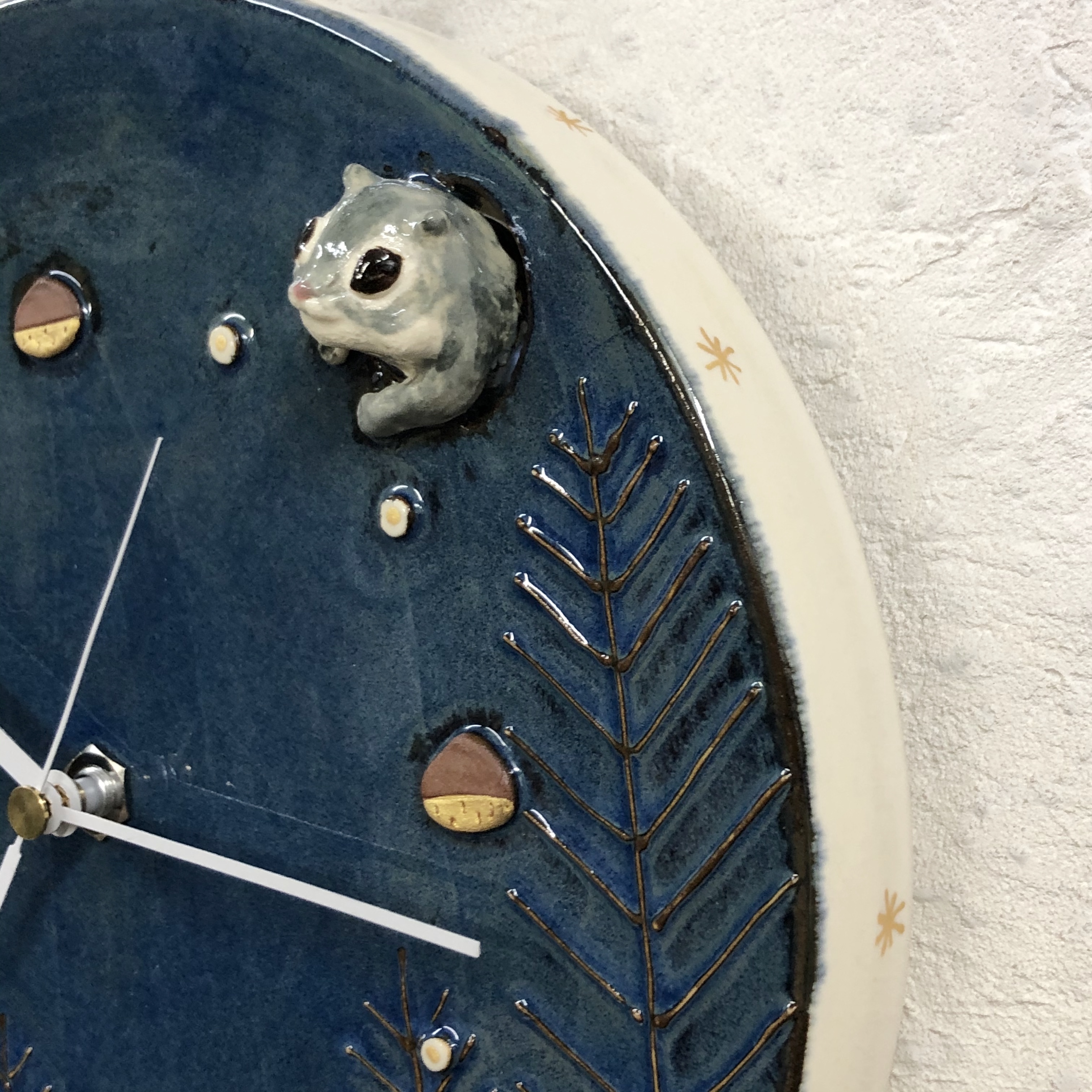 陶の壁掛け時計 大 エゾモモンガの森 Iichi ハンドメイド クラフト作品 手仕事品の通販