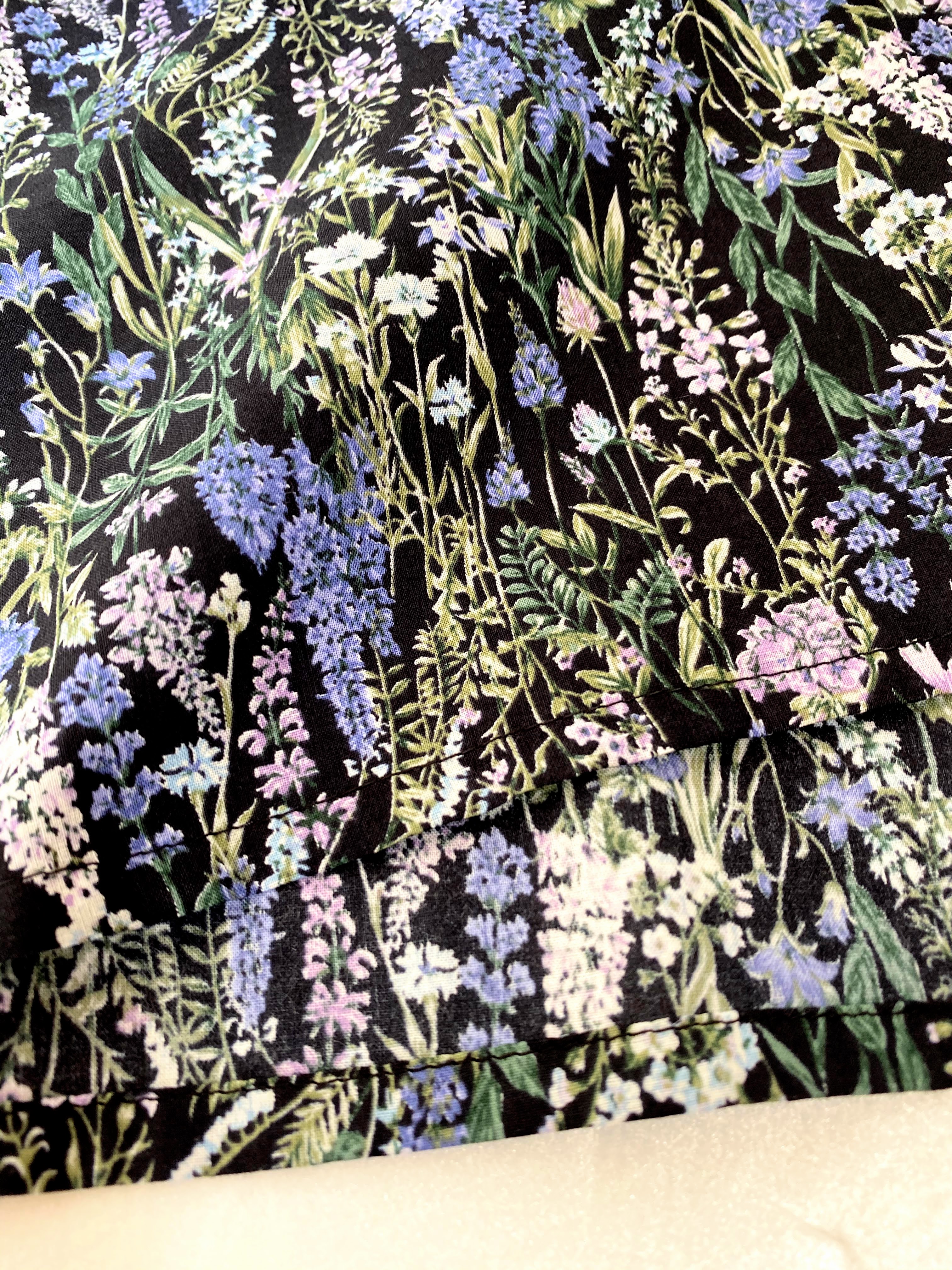 野の花柄 ダークトーンのフレアワンピース フラワーガーデン コットン100 Iichi ハンドメイド クラフト作品 手仕事品の通販