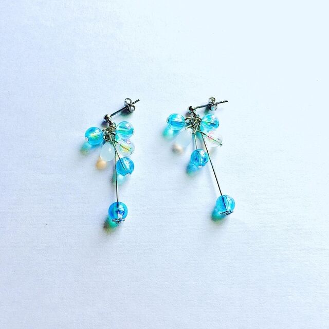 七色に光る涼しげな滴ピアス イヤリング Iichi ハンドメイド クラフト作品 手仕事品の通販