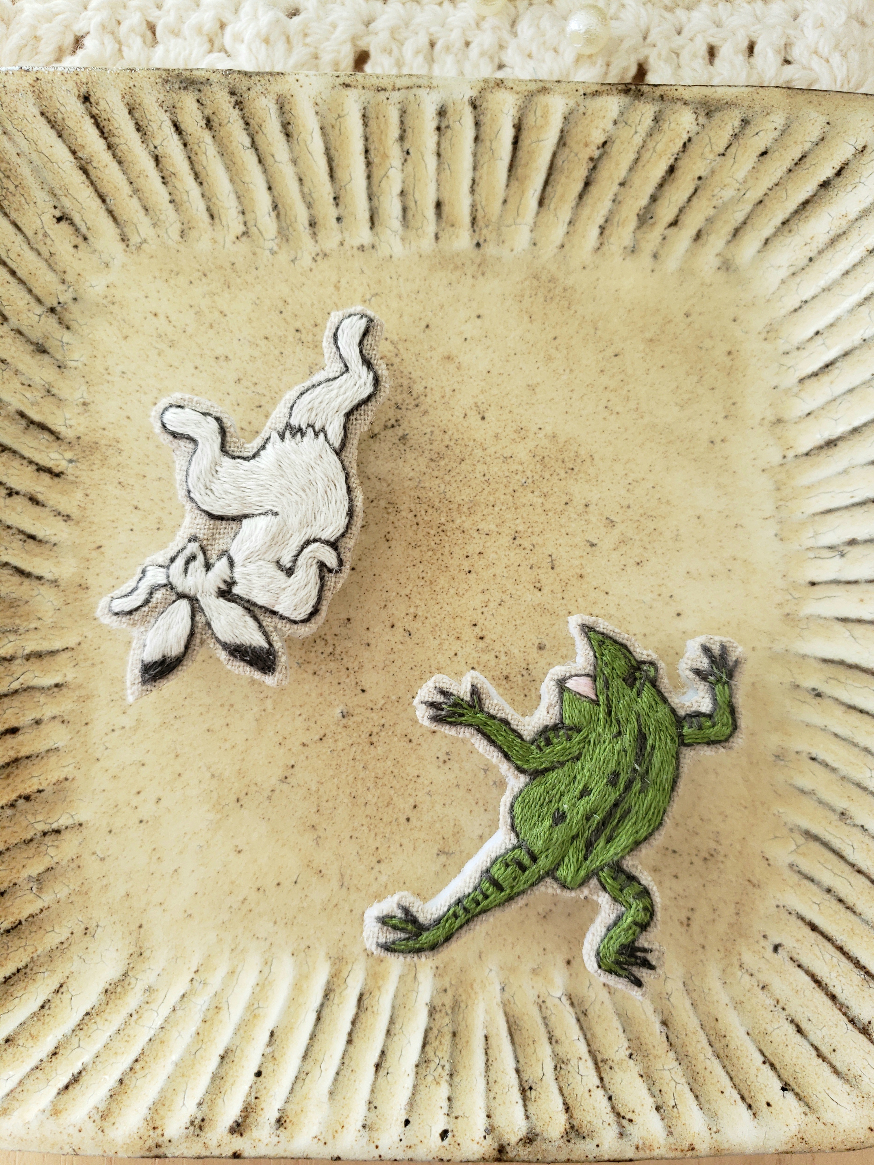 鳥獣戯画刺繍ブローチ カエル 受注製作 Iichi ハンドメイド クラフト作品 手仕事品の通販