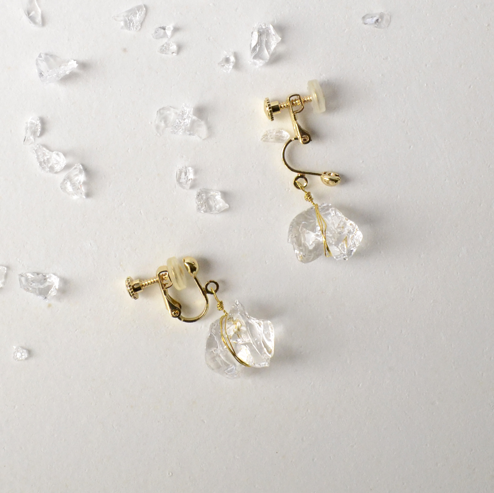 小粒の氷ガラスのピアス イヤリング 金属アレルギー対応金具 Iichi ハンドメイド クラフト作品 手仕事品の通販