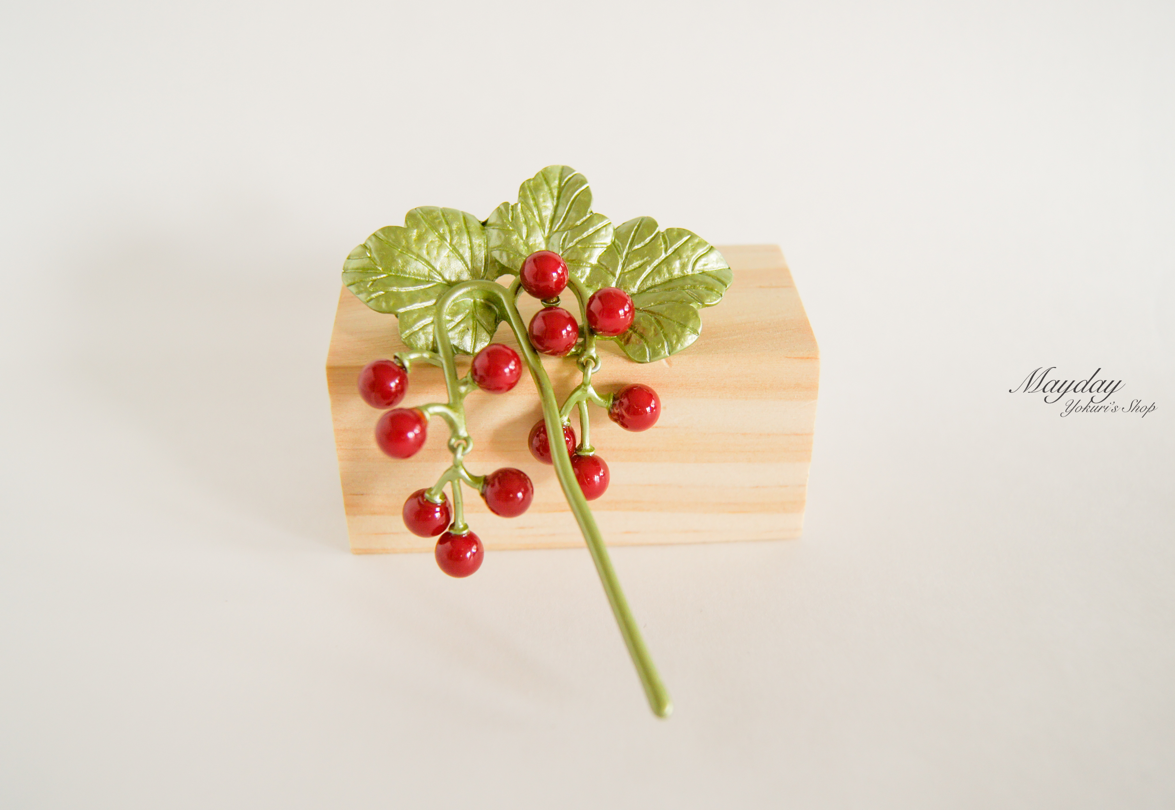 優雅なブローチシリーズ 赤い実のブローチ Iichi ハンドメイド クラフト作品 手仕事品の通販
