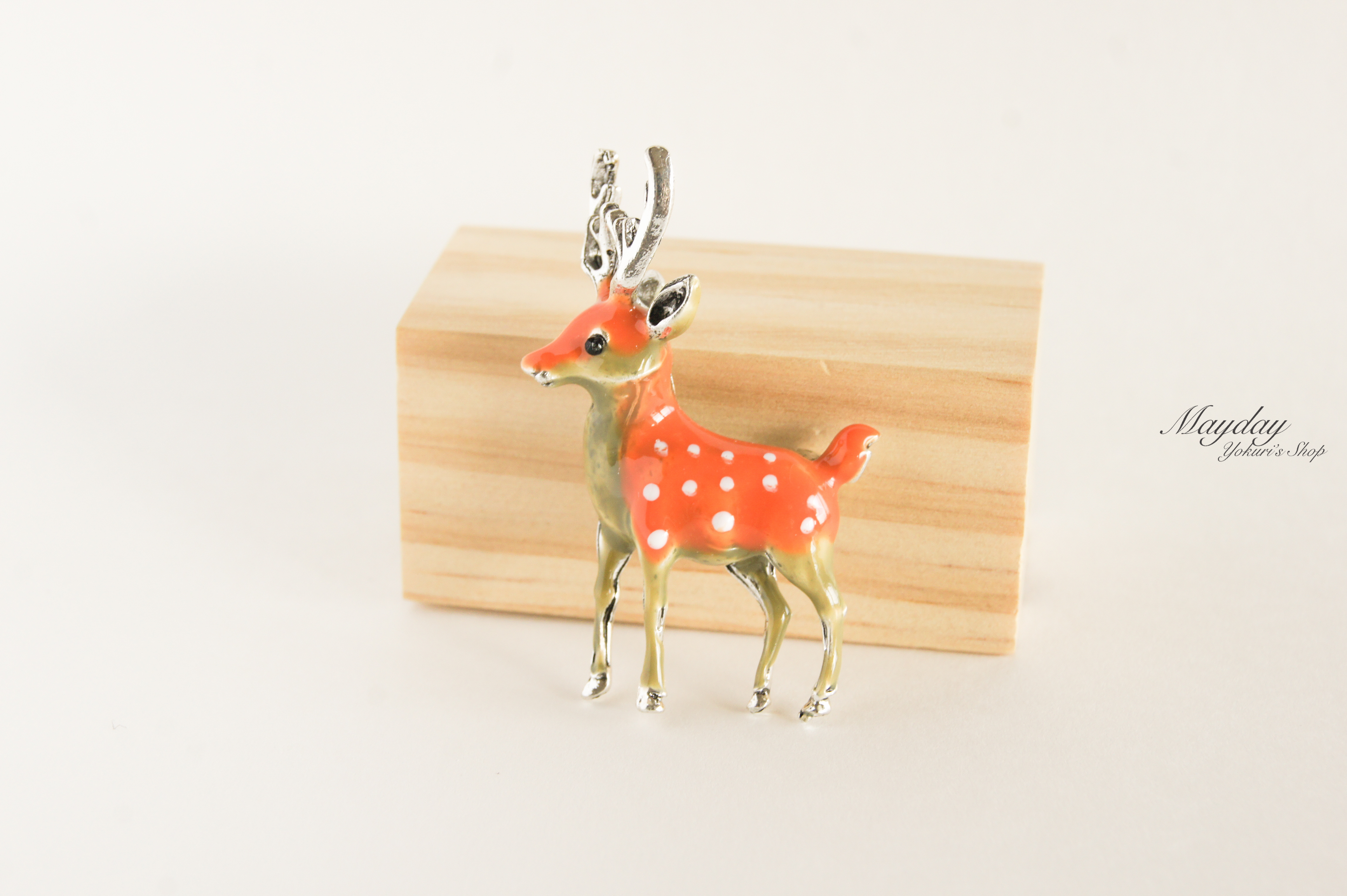 可愛い動物たちのブローチシリーズ 森の中の鹿のブローチ Iichi ハンドメイド クラフト作品 手仕事品の通販