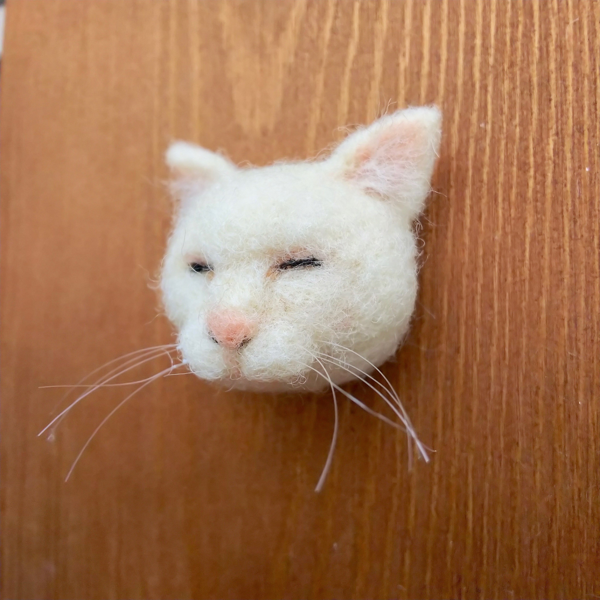小さい小さい眠り猫の顔ブローチ Iichi ハンドメイド クラフト作品 手仕事品の通販