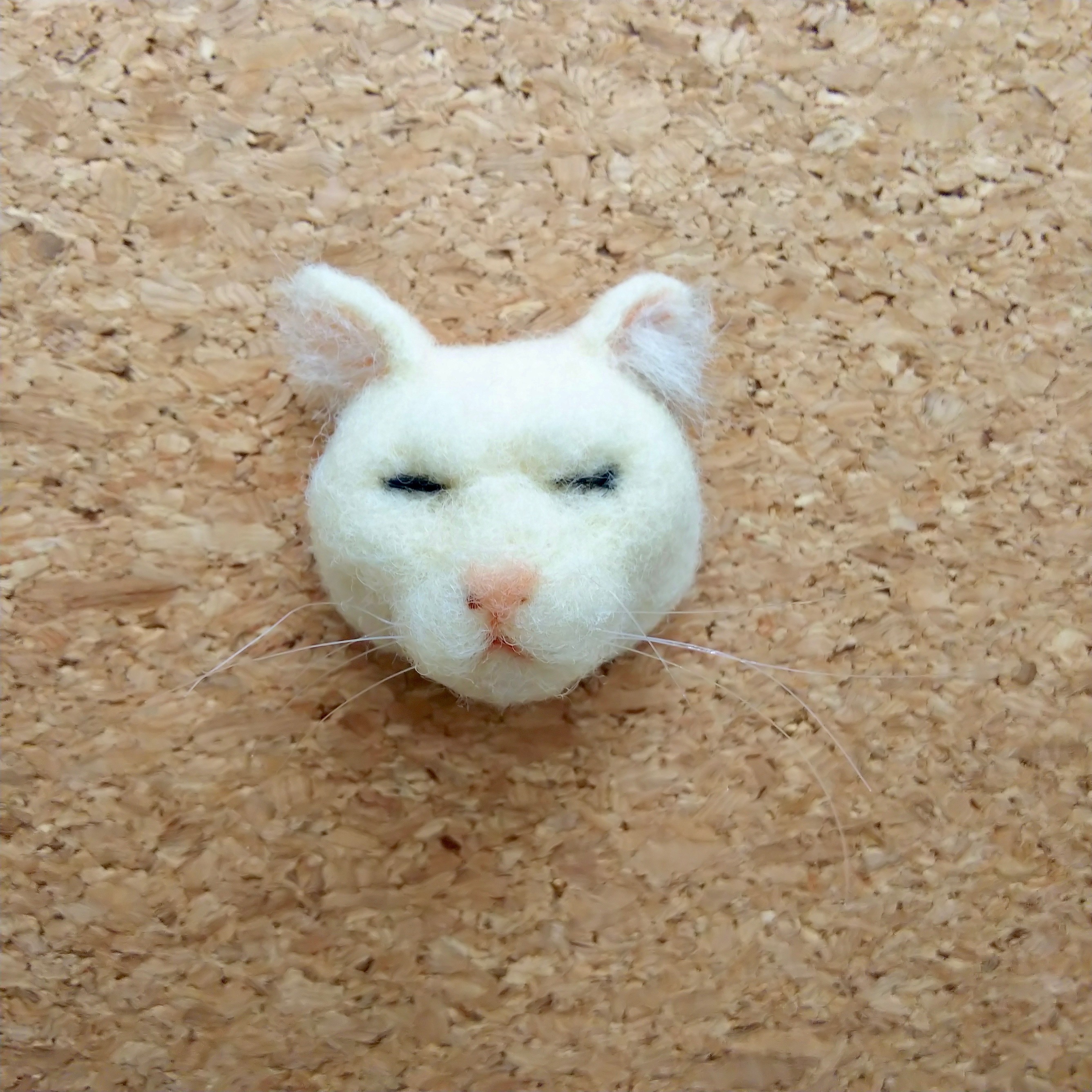 白い眠り猫の顔ブローチ Iichi ハンドメイド クラフト作品 手仕事品の通販