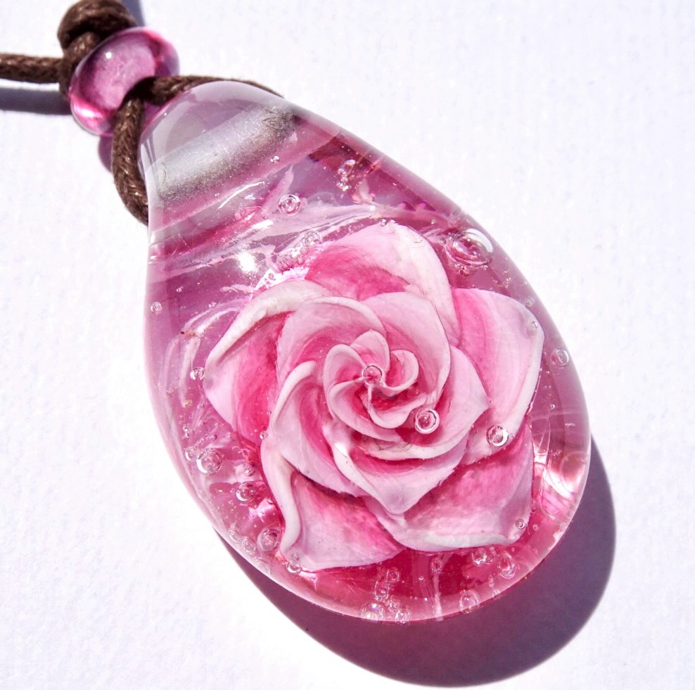 ピンクサファイアローズ ペンダント ガラス とんぼ玉 薔薇 バラ Iichi ハンドメイド クラフト作品 手仕事品の通販