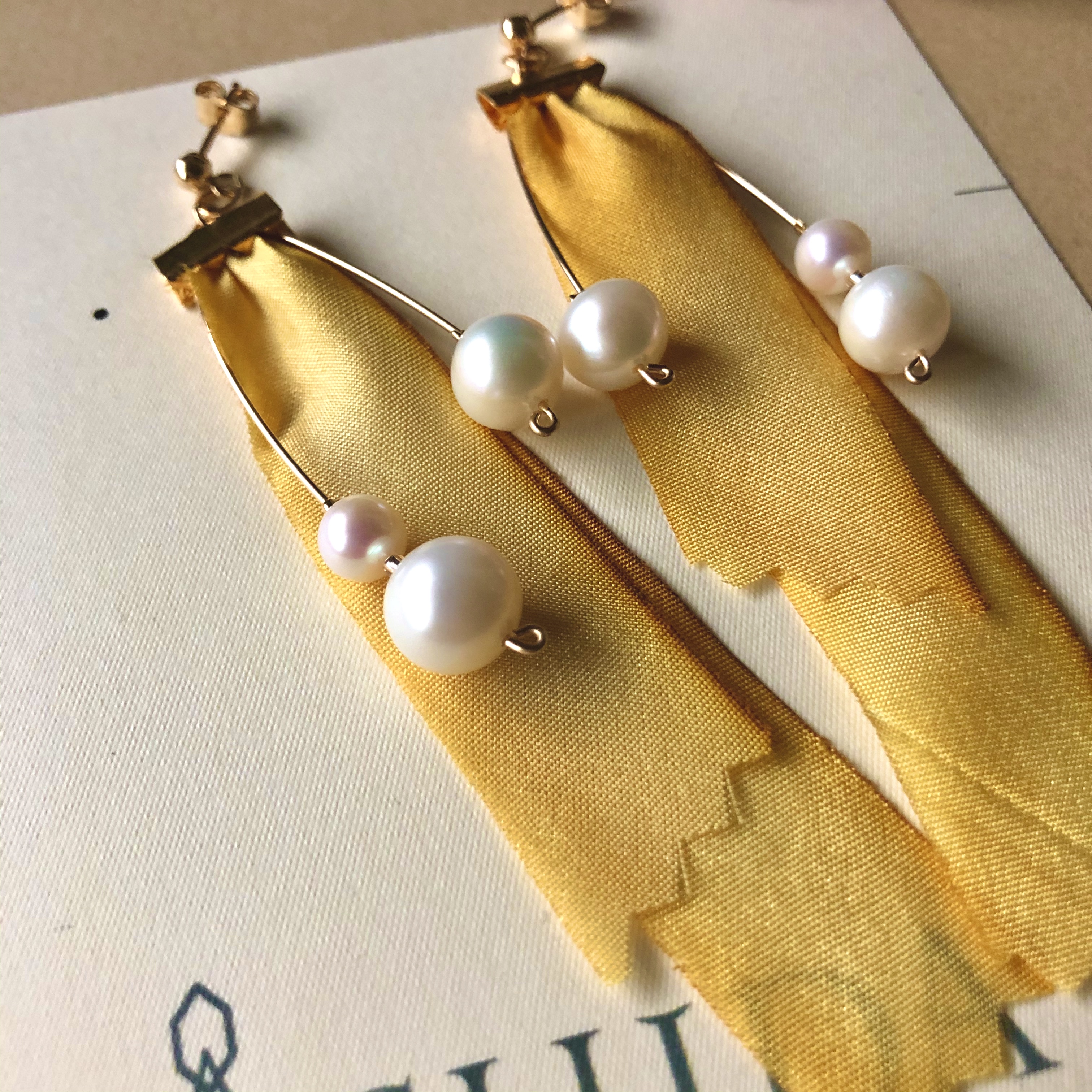 シルクリボンと淡水パールのアシンメトリーピアス 黄色 Iichi ハンドメイド クラフト作品 手仕事品の通販