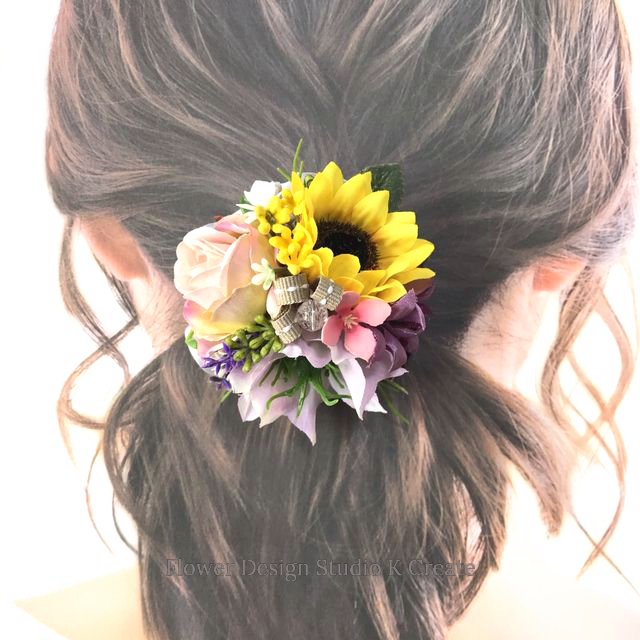 ピンクのニゲラとヒマワリのヘアゴム お花 ヘアゴム 髪飾り 結婚式 参列 おでかけ 発表会 Iichi ハンドメイド クラフト作品 手仕事品の通販