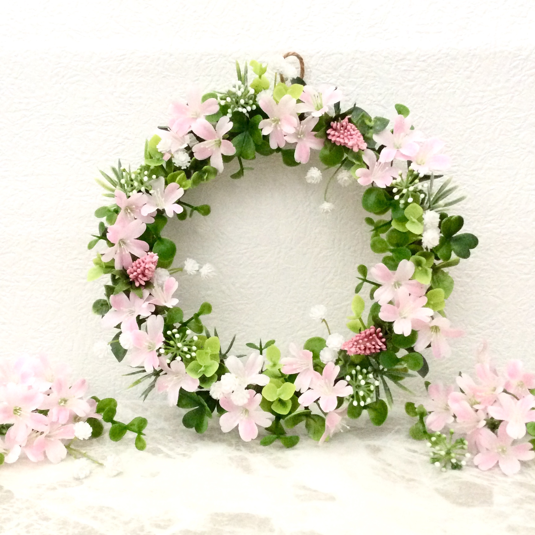 かすみ草とピンクのお花リース Iichi ハンドメイド クラフト作品 手仕事品の通販