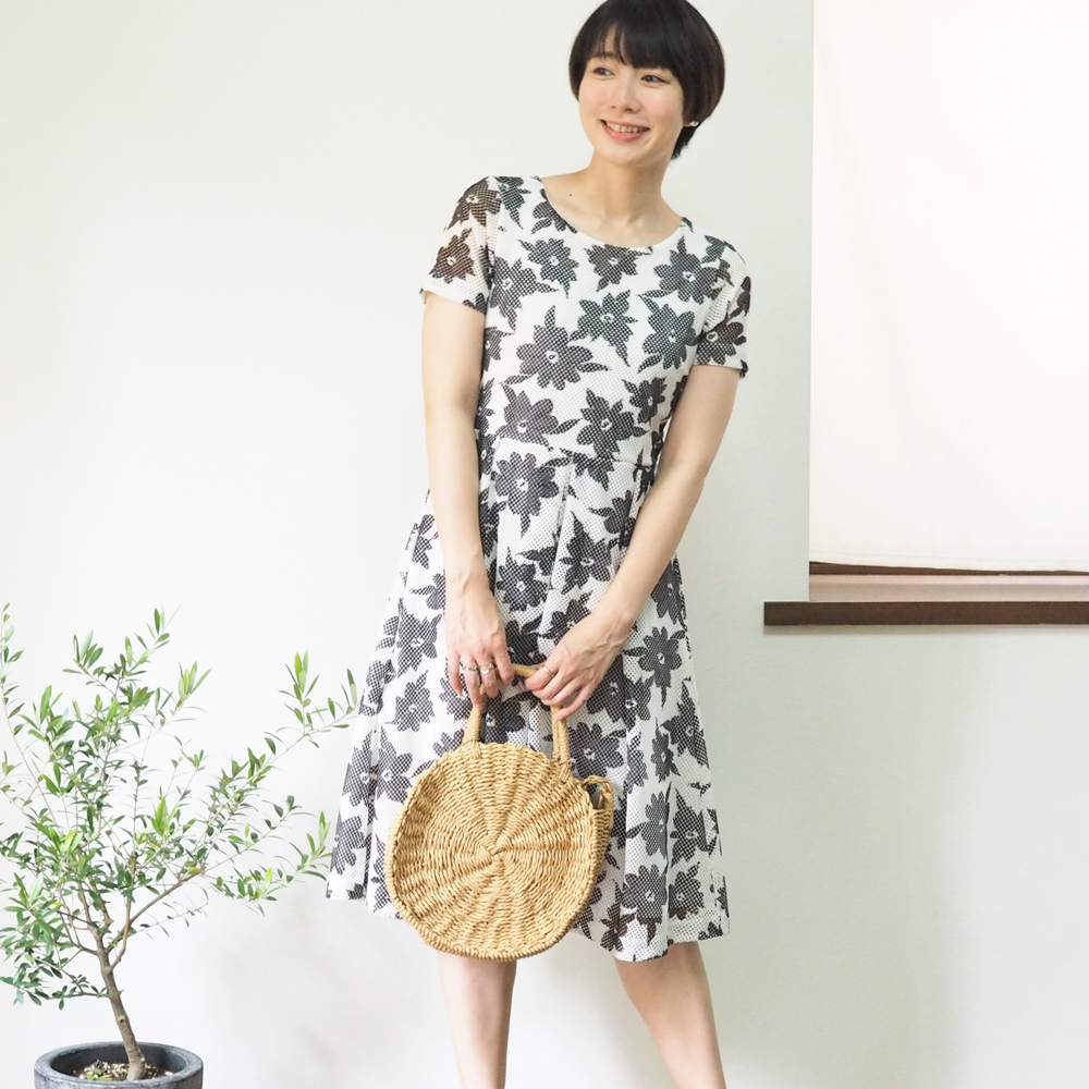 Xs Ll受注制作 アーミッシュ風シンプルワンピース ネイビーフラワー ホワイトベース メッシュ生地 裏地付き Iichi ハンドメイド クラフト作品 手仕事品の通販