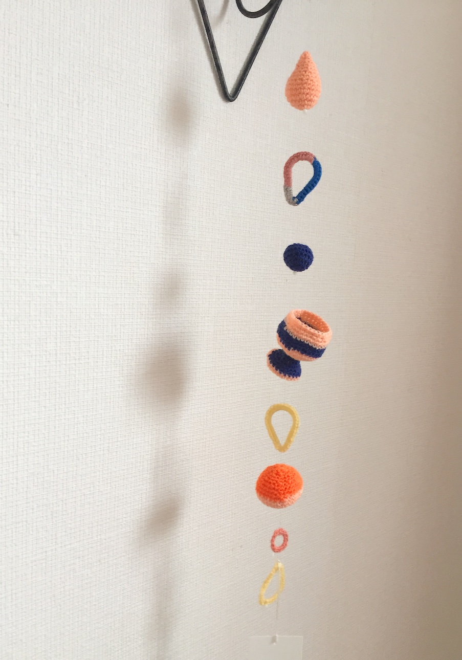 Knit Glass ガーランド 薄いオレンジ ネイビー Iichi ハンドメイド クラフト作品 手仕事品の通販