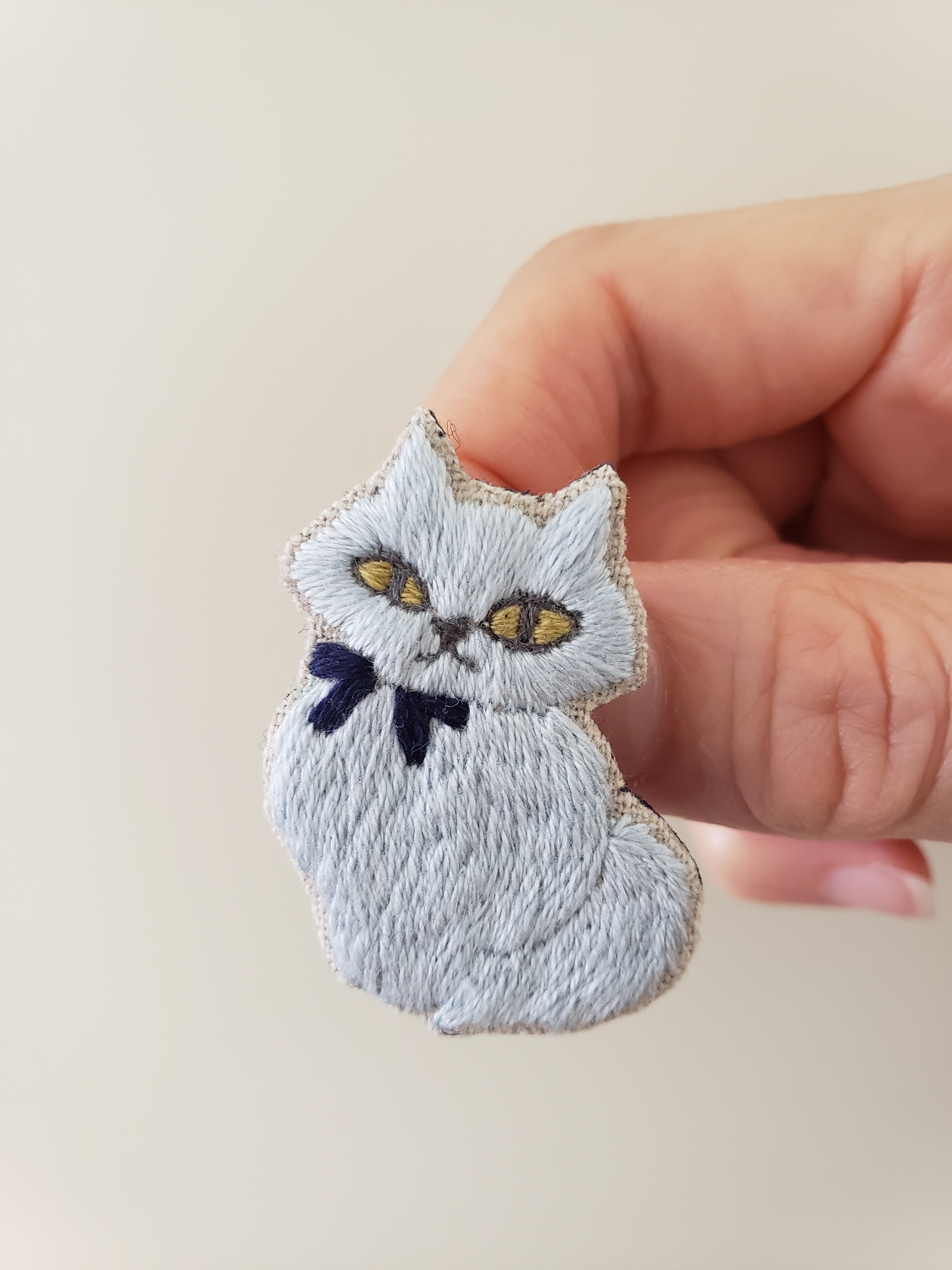 ブルーグレーの猫刺繍ブローチ【受注製作】 | iichi ハンドメイド
