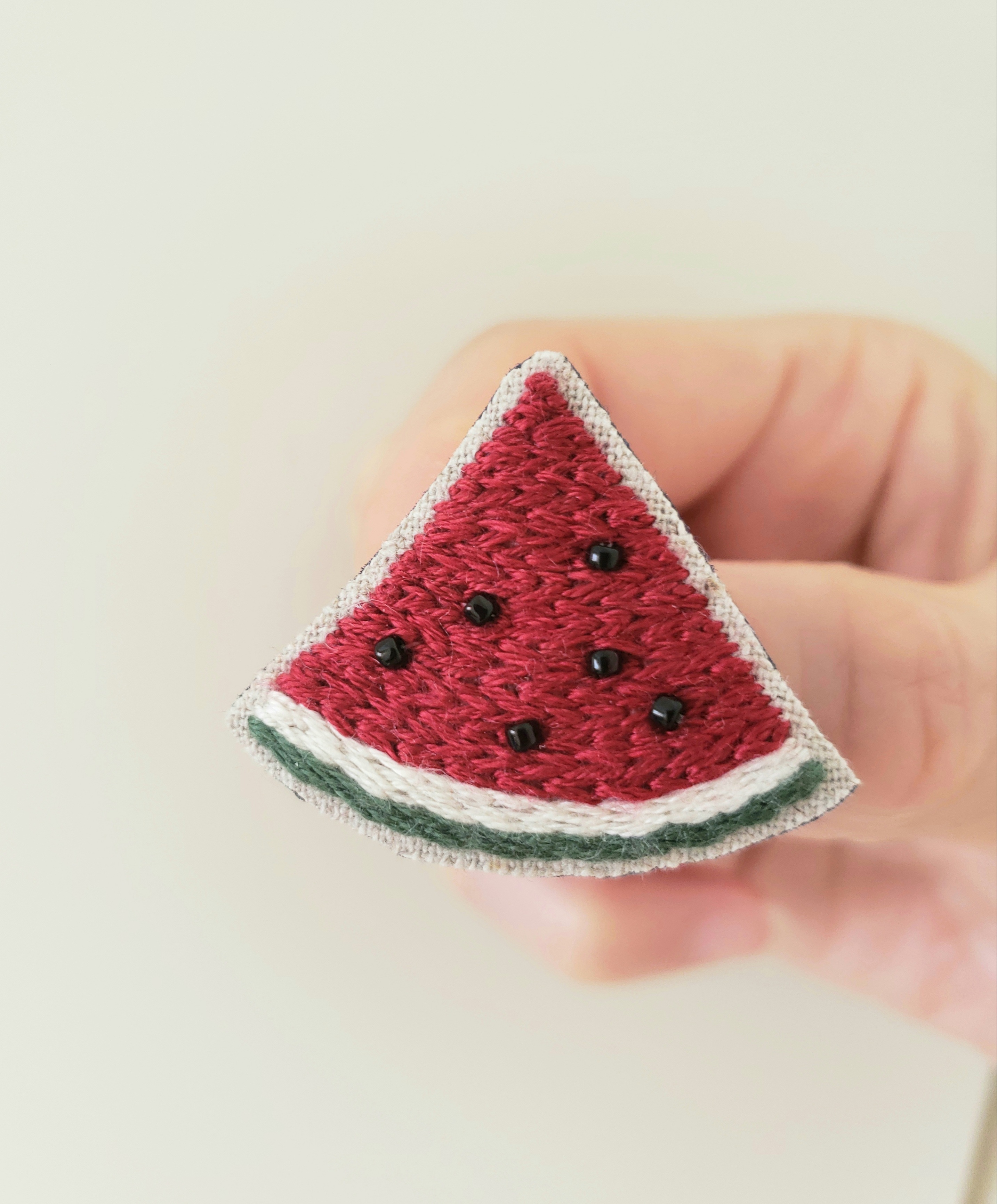 スイカの刺繍ブローチ 赤色 Iichi ハンドメイド クラフト作品 手仕事品の通販