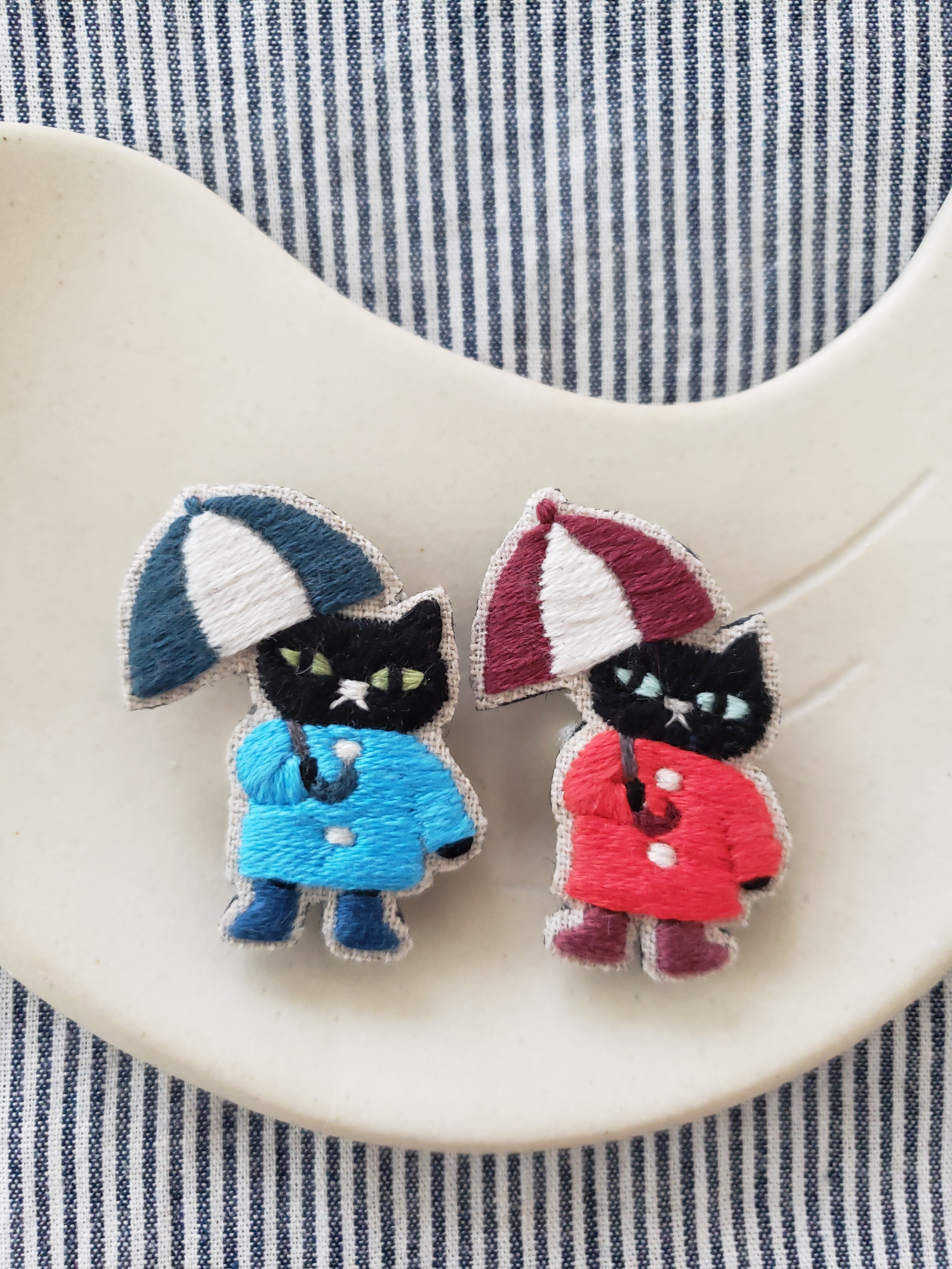 雨の日の黒猫刺繍ブローチ 赤 Iichi ハンドメイド クラフト作品 手仕事品の通販