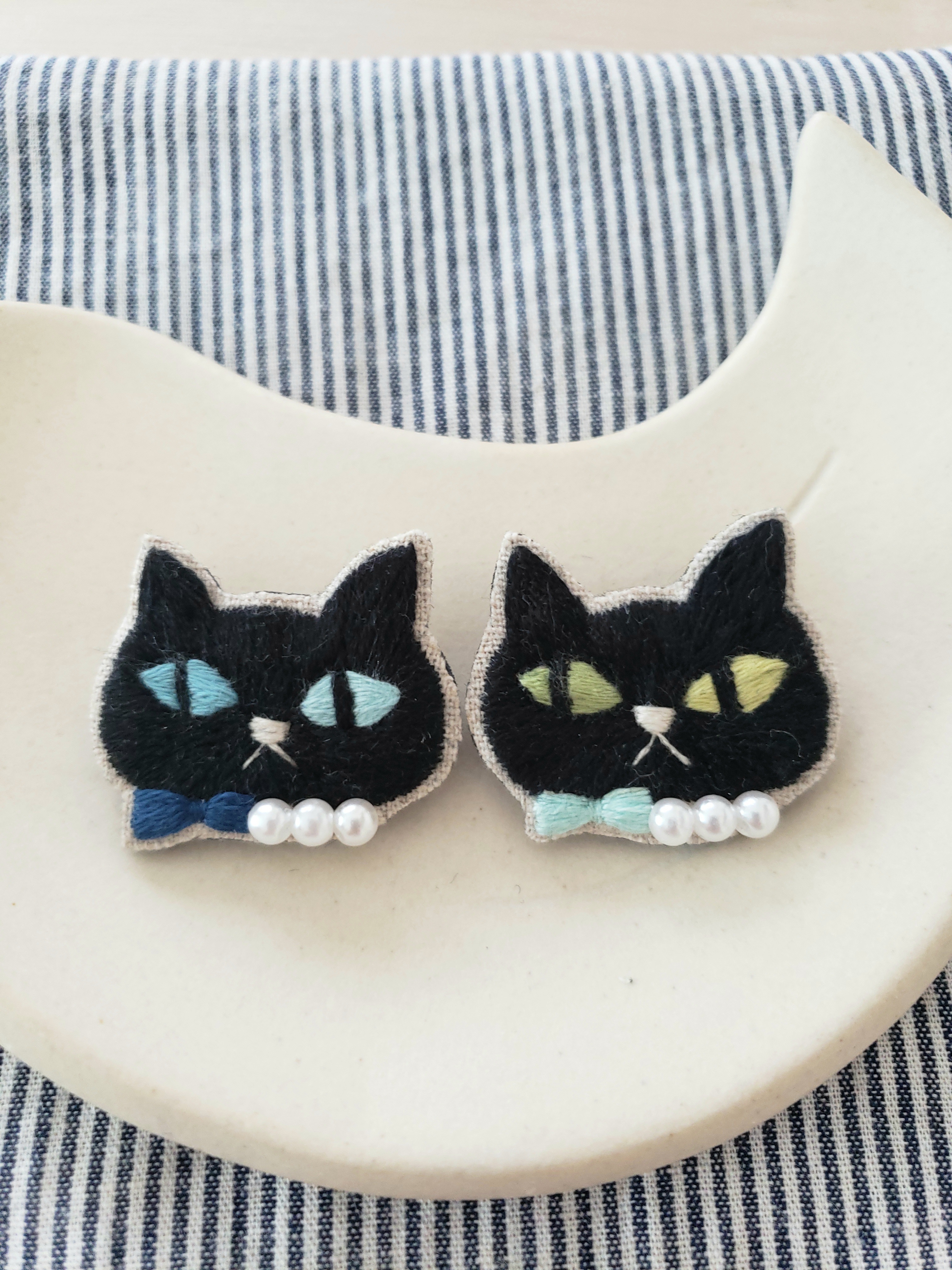 黒猫刺繍ブローチ（グリーン）【受注製作】 | iichi ハンドメイド 
