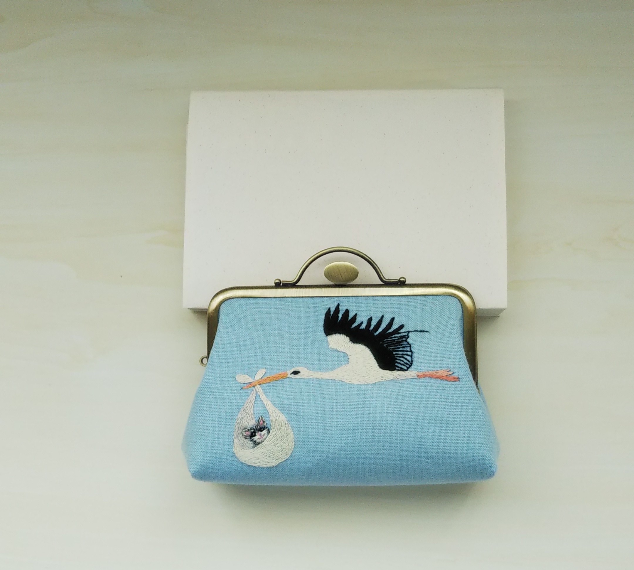 コウノトリ ネコの赤ちゃんを運ぶ Iichi ハンドメイド クラフト作品 手仕事品の通販