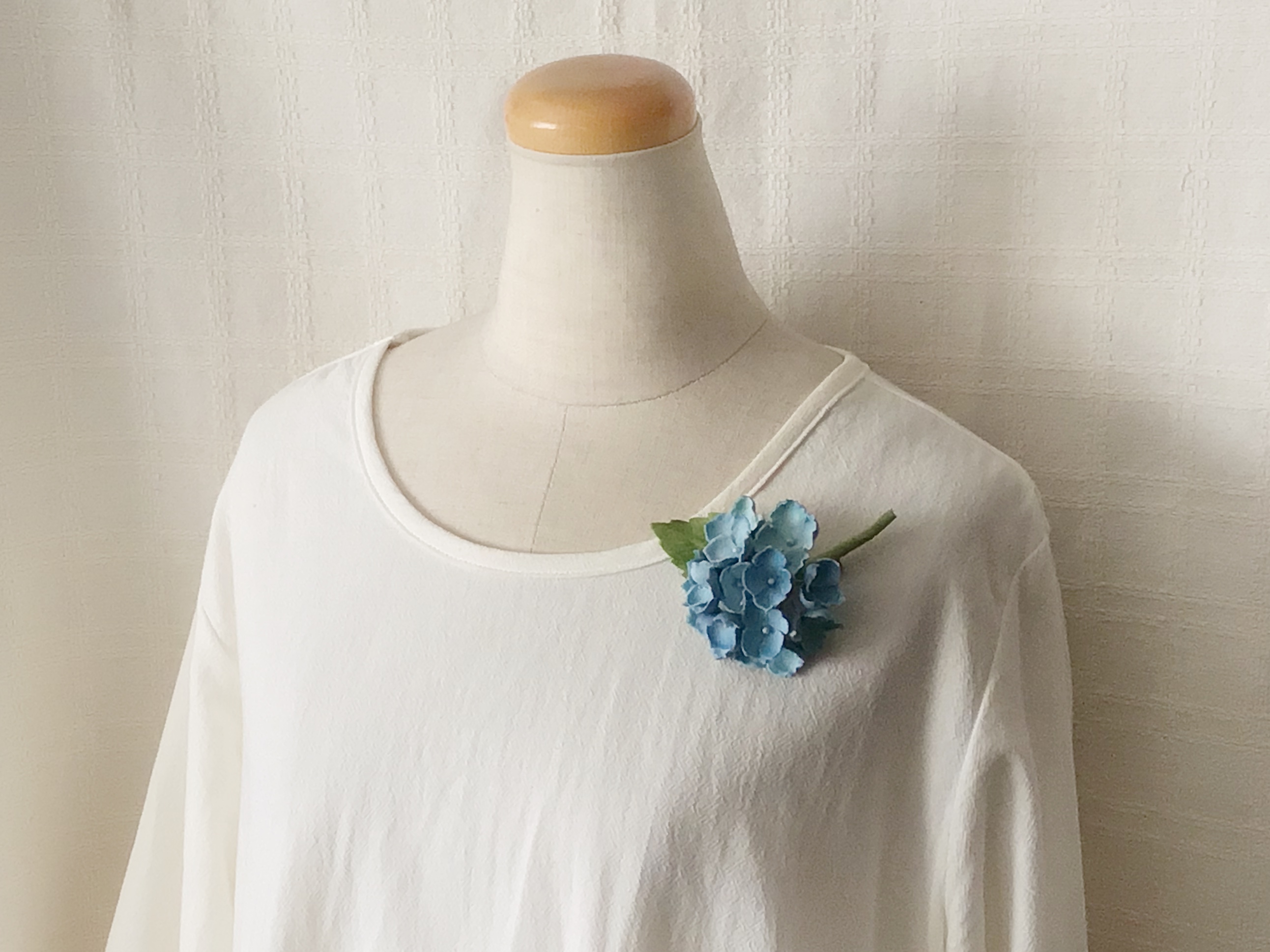 染め花の紫陽花のコサージュ ライトブルー Iichi ハンドメイド クラフト作品 手仕事品の通販