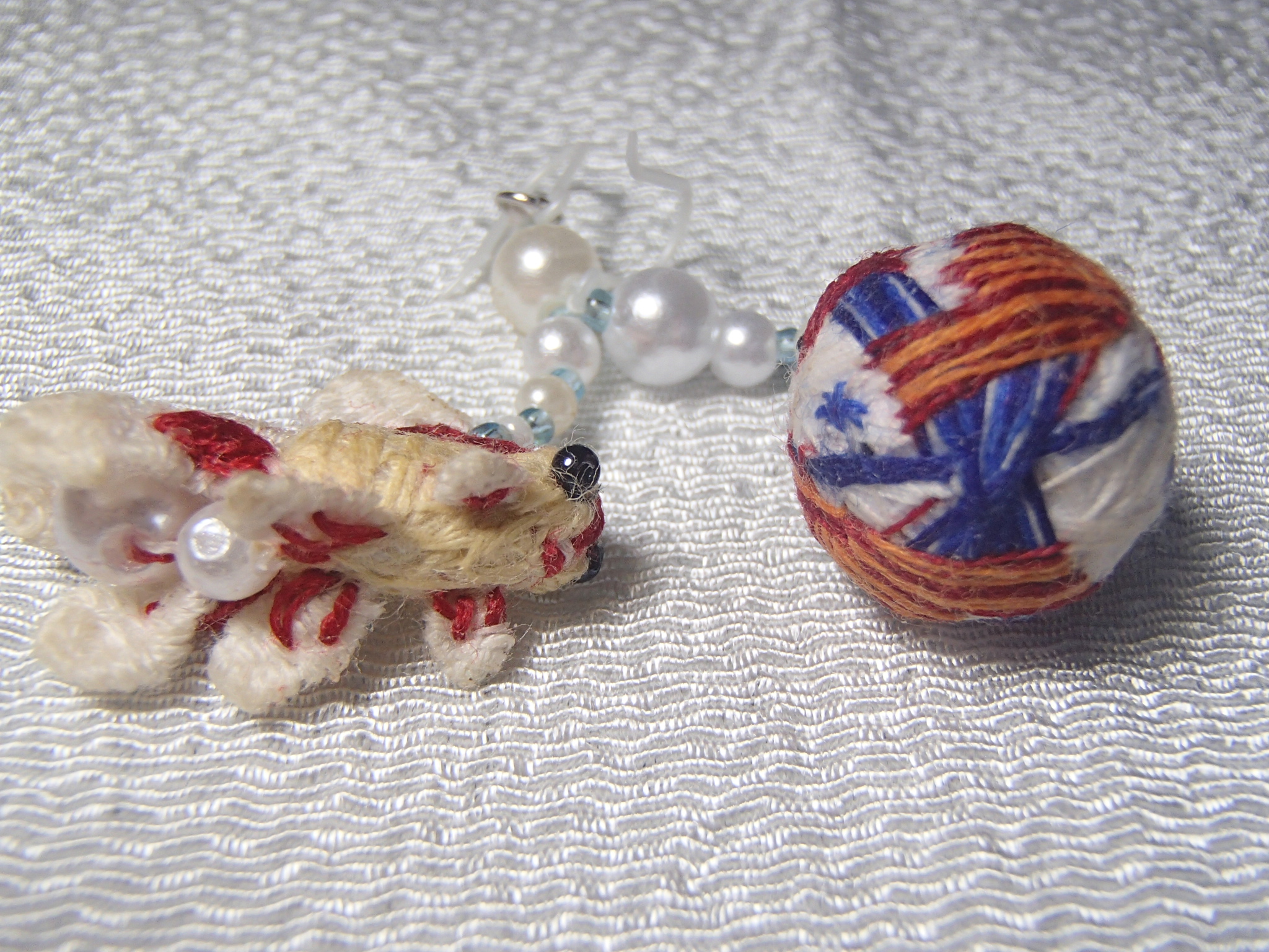 3D手刺繍金魚と手毬金魚のピアス | iichi ハンドメイド・クラフト作品 