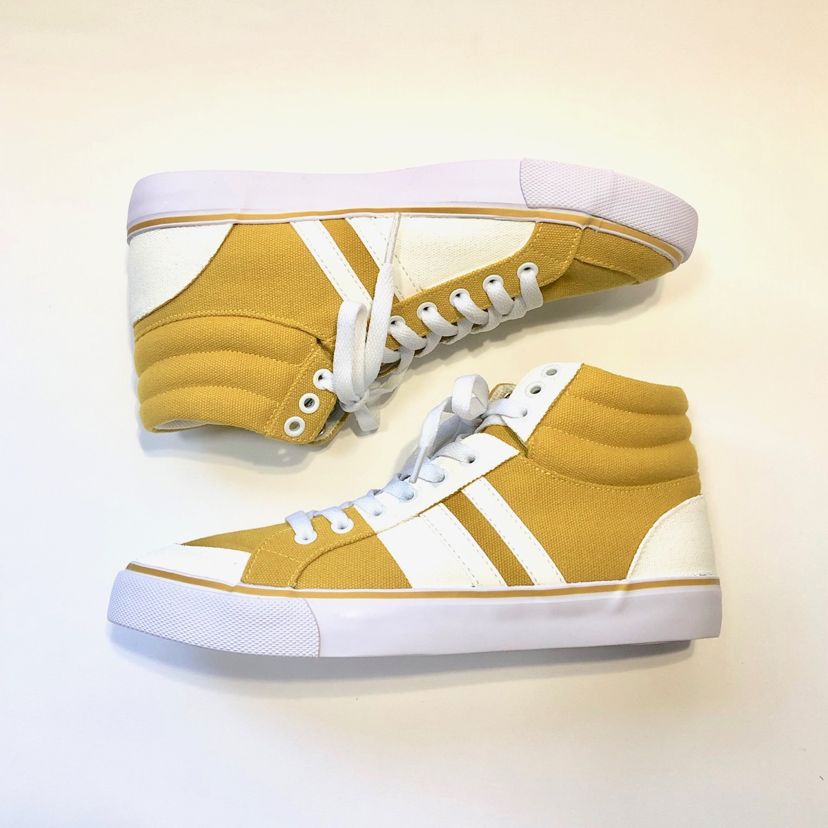 アシンメトリーのマスタードハイカットバイカラースニーカー 22 5 25 0cm Iichi ハンドメイド クラフト作品 手仕事品の通販