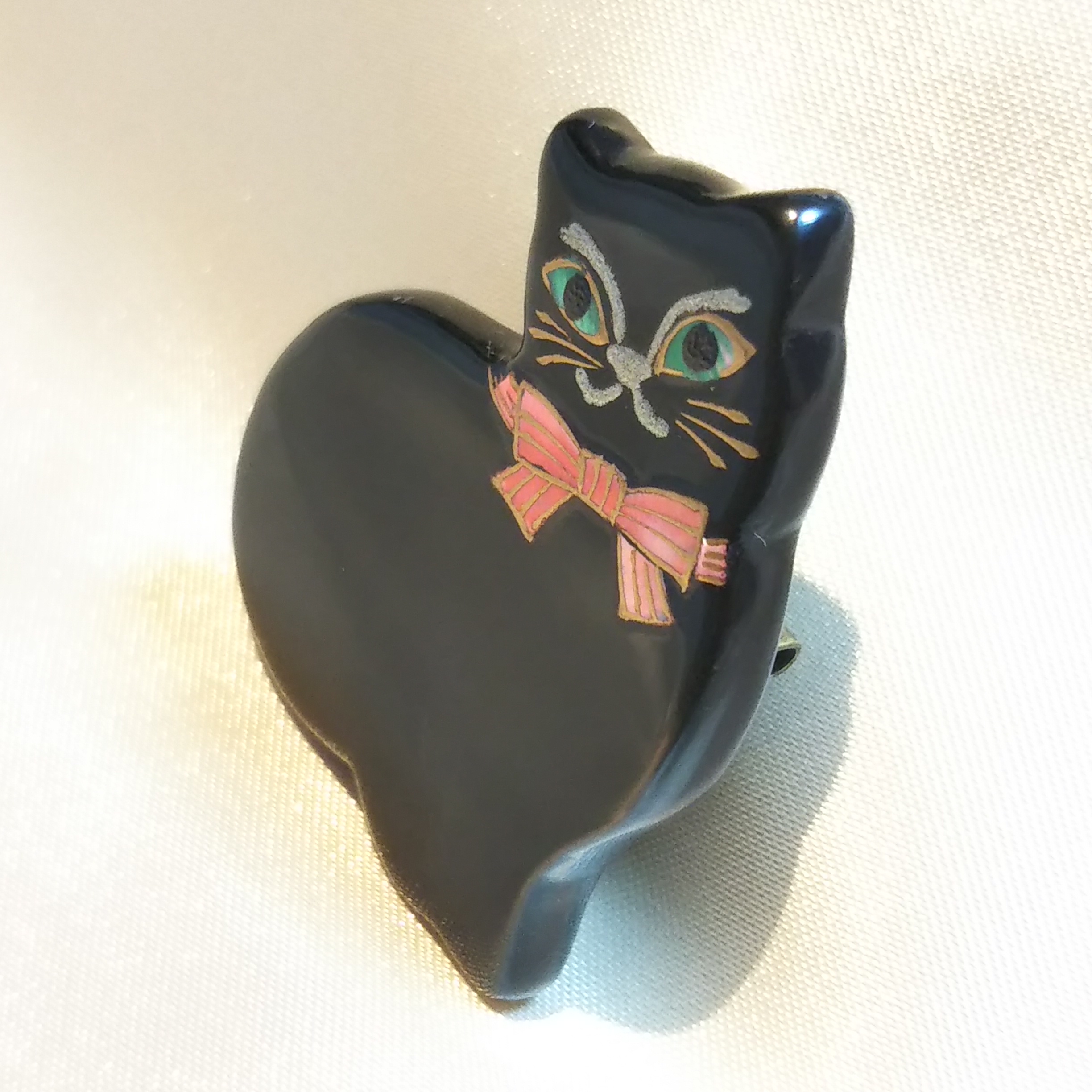 蒔絵ブローチ 黒猫 桜 | iichi ハンドメイド・クラフト作品・手仕事品 ...