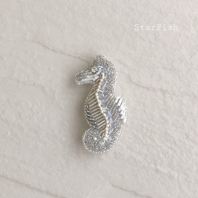 L2 Seahorse タツノオトシゴ 海馬 ビーズ刺繍 ブローチ Iichi ハンドメイド クラフト作品 手仕事品の通販