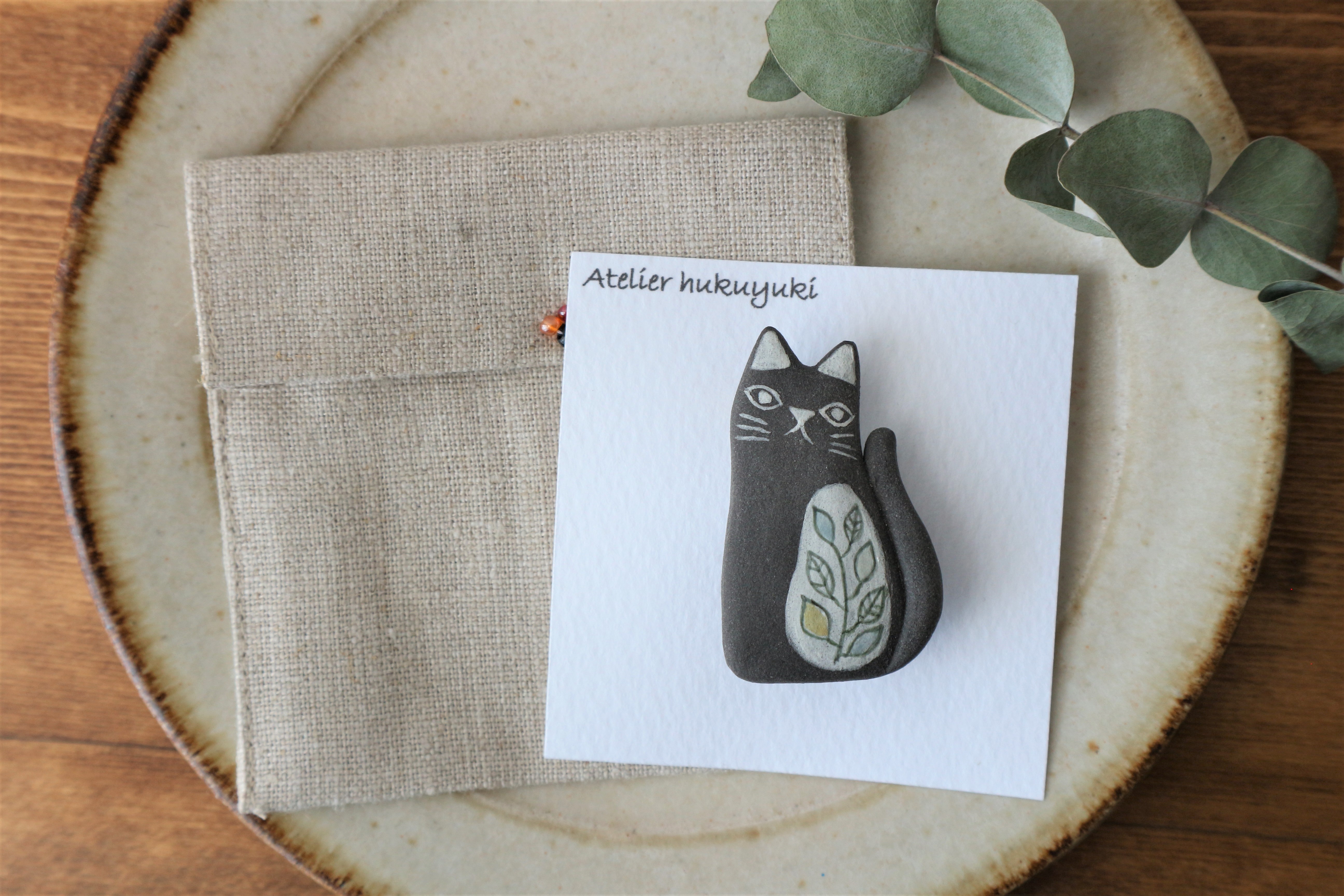 陶器で作った 黒ネコのブローチ 葉柄 Iichi ハンドメイド クラフト作品 手仕事品の通販