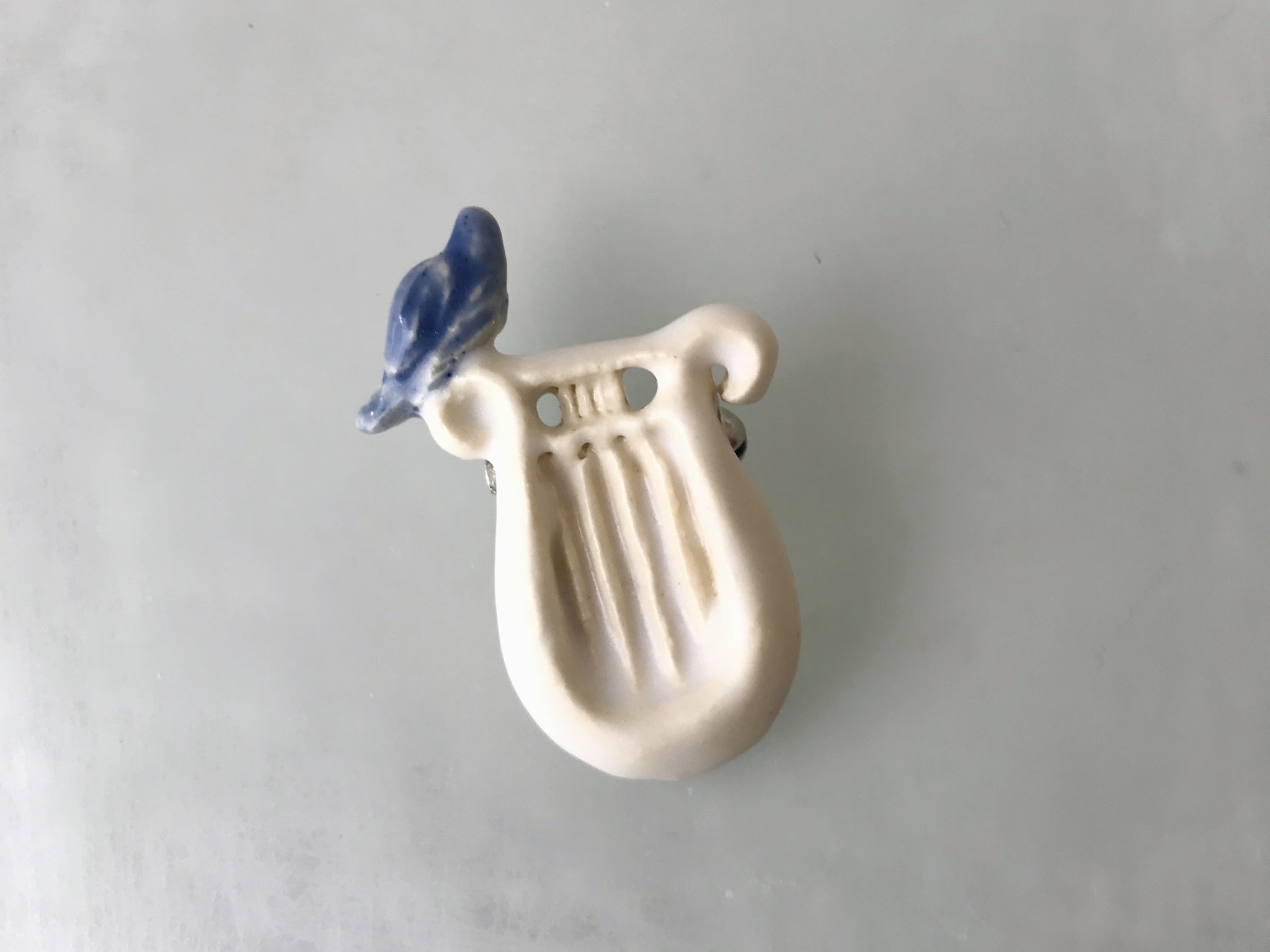 白いハープと青い鳥 陶器ブローチ Iichi ハンドメイド クラフト作品 手仕事品の通販