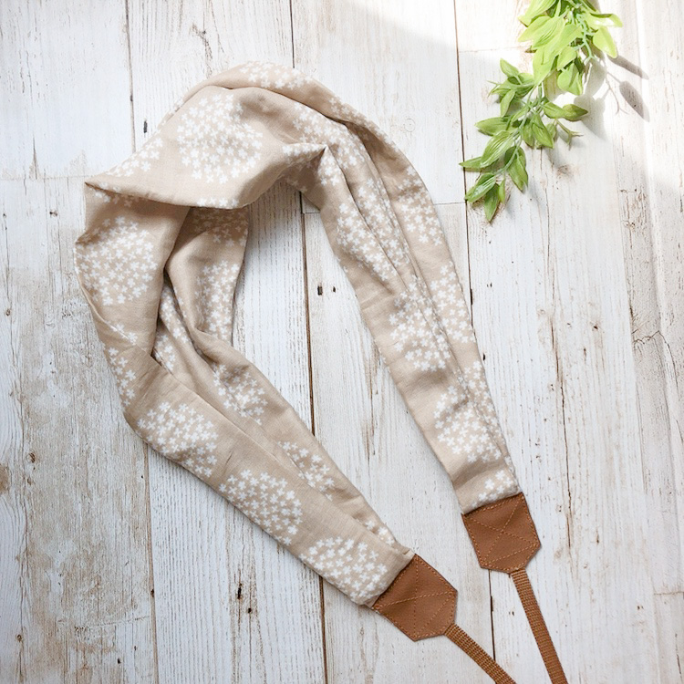 肩で支えて疲れにくい一眼レフカメラストラップ サークルベージュ Iichi ハンドメイド クラフト作品 手仕事品の通販