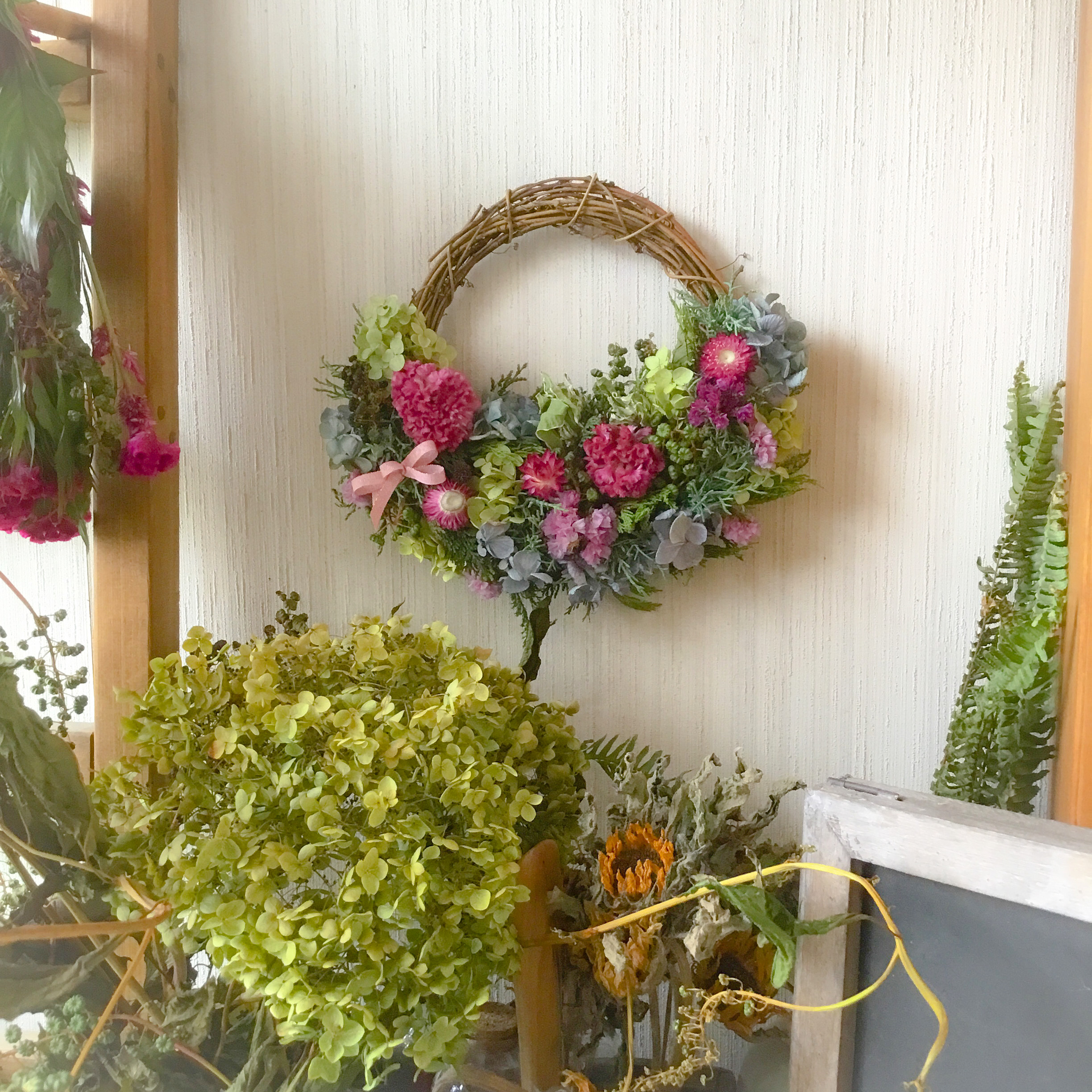 ピンクケイトウのナチュラルドライフラワーハーフリース Atelierkouan Iichi ハンドメイド クラフト作品 手仕事品の通販