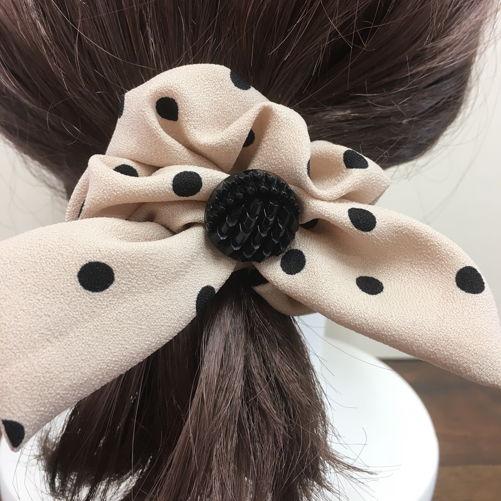 セール価格 リボンが可愛い 水玉柄スカーフ素材リボンのボタン付きシュシュ ベージュ Iichi ハンドメイド クラフト作品 手仕事品の通販