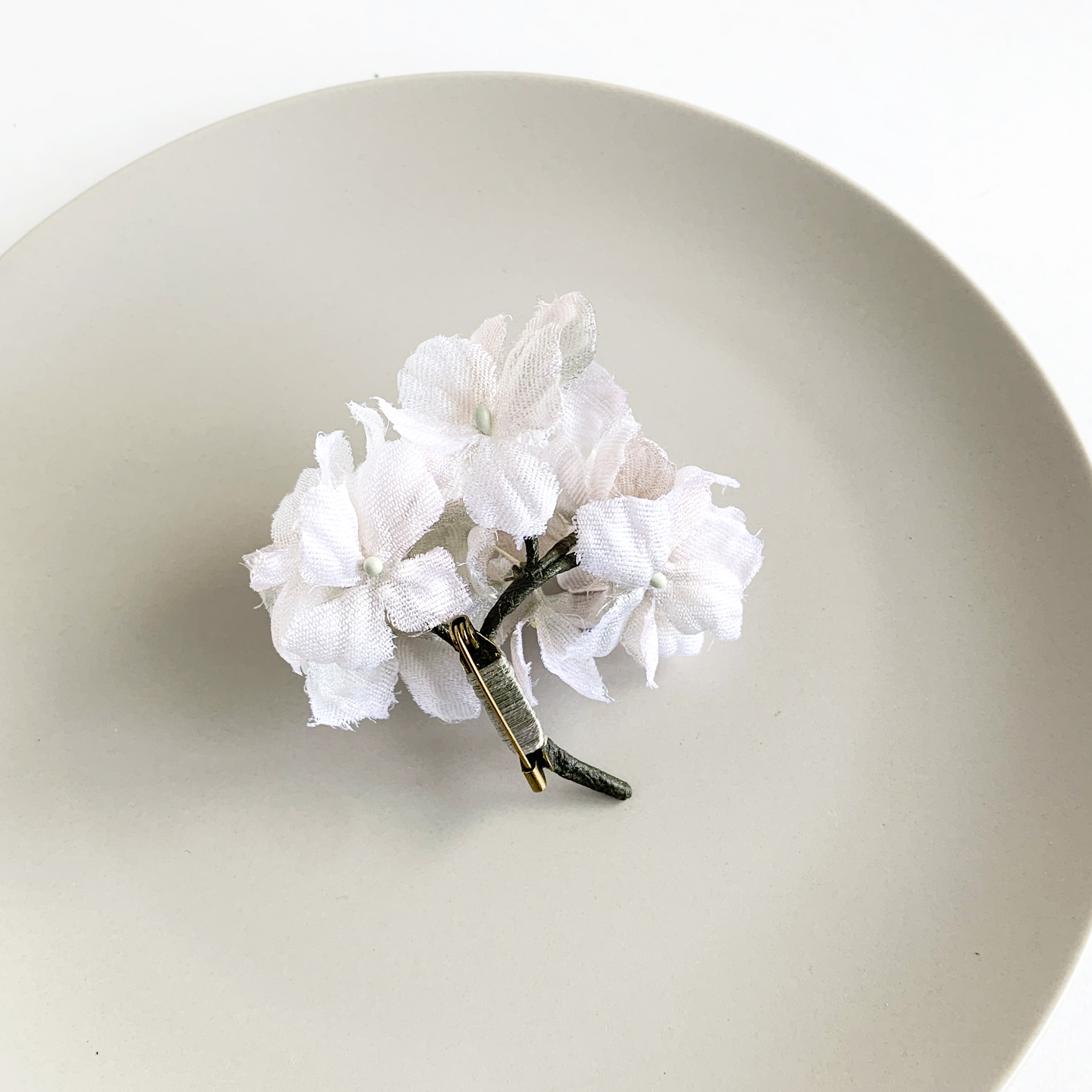 Corsage コサージュ 白い紫陽花 Iichi ハンドメイド クラフト作品 手仕事品の通販