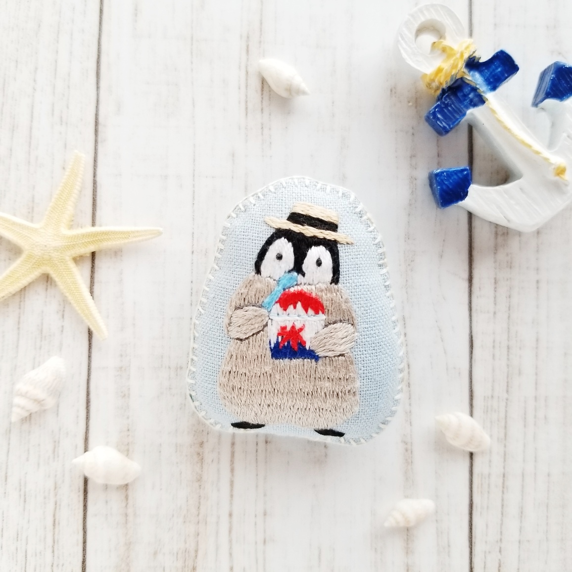 こどもペンギンのふかふか刺しゅうブローチ かき氷 夏季限定 受注制作 刺繍 Iichi ハンドメイド クラフト作品 手仕事品の通販