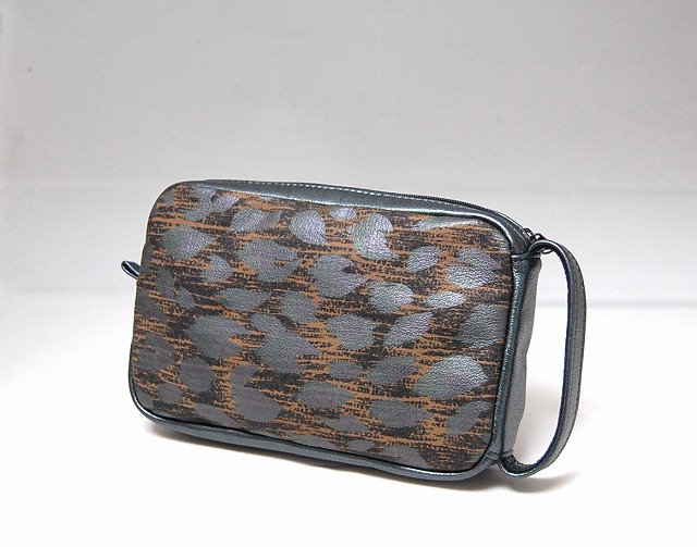 マルチポーチ 豚革 柄物 ブルーグレー 一点物 Iichi ハンドメイド クラフト作品 手仕事品の通販