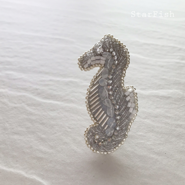 L9 Seahorse タツノオトシゴ 海馬 ビーズ刺繍 ブローチ Iichi ハンドメイド クラフト作品 手仕事品の通販