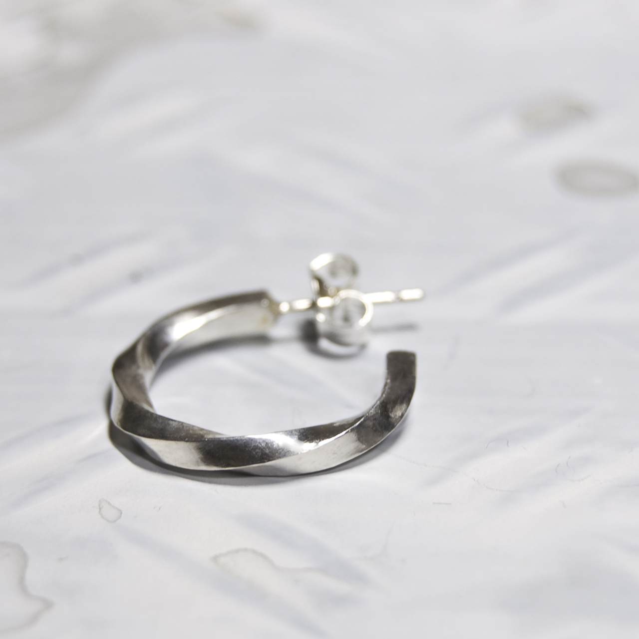 鏡面 シルバーツイストフープピアス 2 0mm幅 ミラー Sv950 305 Iichi ハンドメイド クラフト作品 手仕事品の通販